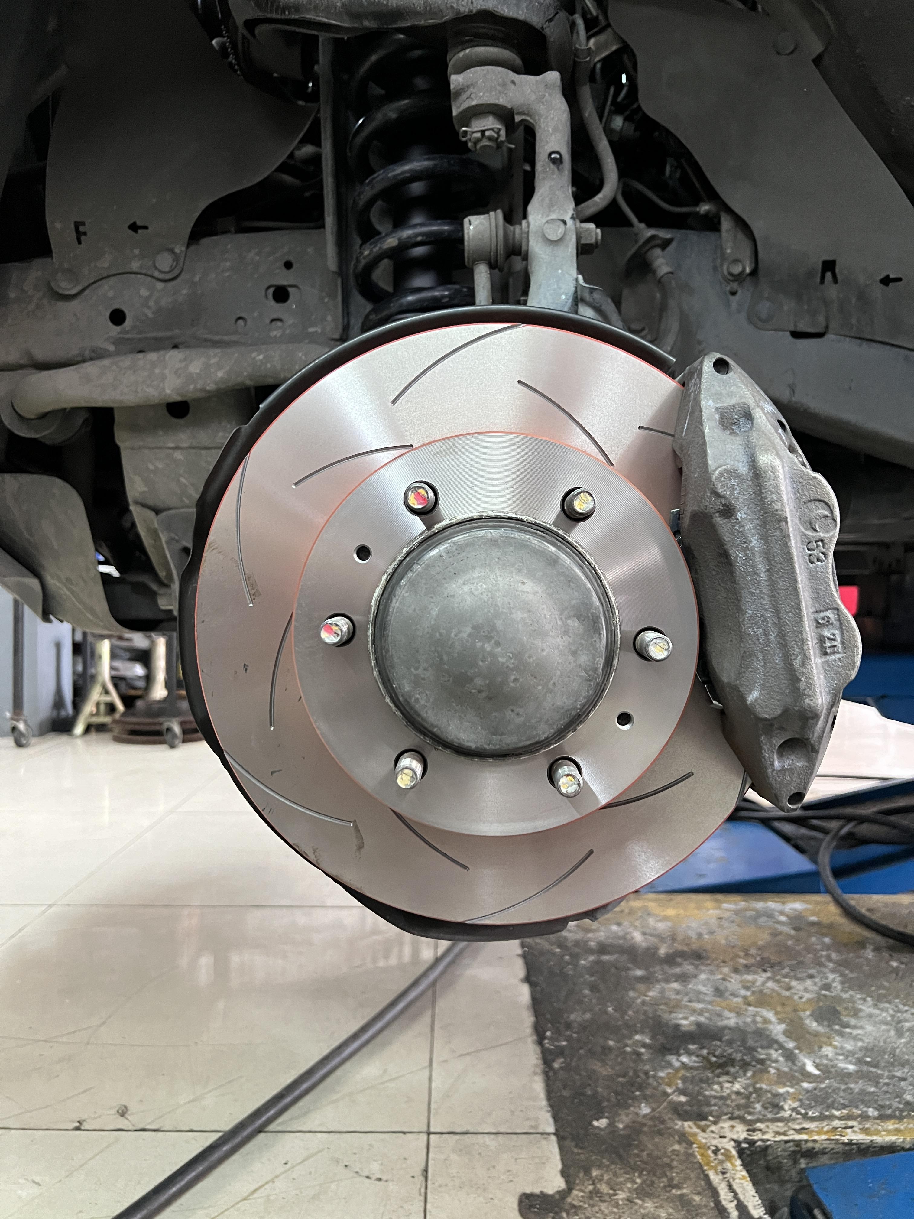 ช่วงนี้ขายจานเบรกดี ของดี ใช้ดีก็มาติดตั้งครับ TOYOTA FORTUNER เข้ารับบริการอัพเกรดช่วงล่างและระบบเบรก [+] MONROE OE SPECTRUM [+] XPS จานเบรกอัพเกรด ตรงรุ่น ใช้งานประจำวัน *เพื่อความสะดวกในการรับบริการ นัดหมายเวลาก่อนเข้ารับบริการทุกครั้งครับ 𝙊𝙪𝙧 𝙎𝙚𝙧𝙫𝙞𝙘𝙚 บริการทางร้านเรารับทำอะไรบ้าง 🔧 มียางรถยนต์ทุกยี่ห้อให้เลือกซื้อ 🔧 โช้คอัพ สปริง 🔧 เช็คช่วงล่าง แก้ปัญหาให้ตรงจุด 🔧 ติดตั้งยางแบบไร้รอย 100% 🔧 บริการสลับยาง ตามอายุ 🔧 บริการล้างลิ้นปีกผีเสื้อ 🔧 บริการเช็คระยะรถยนต์ 🔧 เปลี่ยนถ่ายของเหลวทั้งระบบ 🔧 ตั้งศูนย์ด้วยเครื่อง HUNTER นำเข้าจาก USA สอบถามข้อมูลเพิ่มเติม หรือนัดหมายเข้ารับบริการ ☎️ : 08-6569-1915 ☎️ : 08-6544-5963 Line id : @88rw Tiktok : https://www.tiktok.com/@88rwycrr Youtube : https://youtube.com/@88rw Facebook : https://www.facebook.com/88rwtire Location : https://goo.gl/maps/HrNUAZXPN94KvxZ98?coh=178573&entry=tt #รถยนต์มีปัญหาไม่รู้ต้องแก้ตรงไหน ทางเรายินดี ตรวจหาปัญหาและหาวิธีแก้ บอกลูกค้าก่อนลงมือทำเสมอราคาเป็นธรรมไม่เอาเปรียบ สบายใจคุณลูกค้า ร้านยางเจริญรุ่งเรือง ยินดีต้อนรับครับ