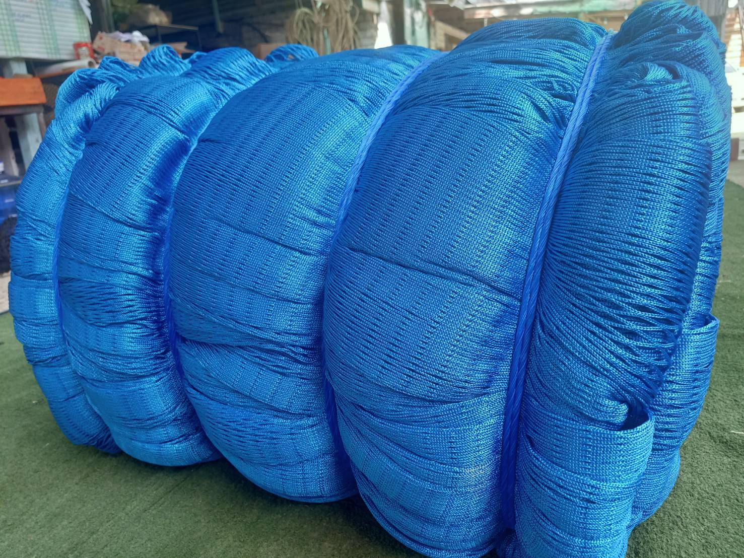 ตาข่ายกันตกจากเชือกโพลีเอสเตอร์ Safetynets Blue 2.5 มิล ช่องตา 1.5x1.5CM. รองรับน้ำหนักคน และวัสดุที่ตกหล่นจากงานก่อสร้าง พร้อมร้อยเชือกขอบ ติดตั้งได้ทันที