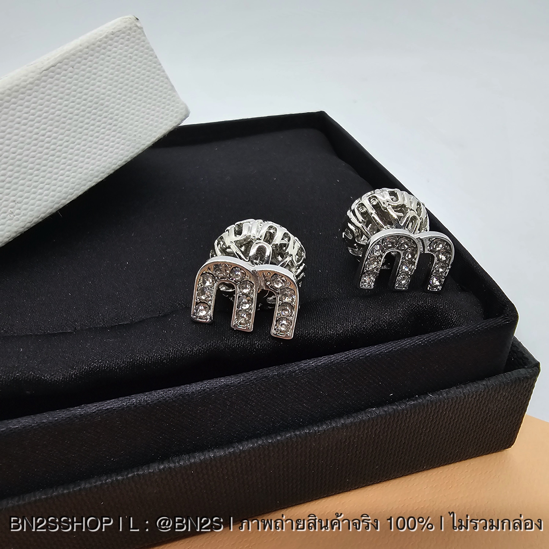สีเงิน | MIU MIU Earrings ต่างหูมิวมิว ด้านหน้าฝังเพชรรูปตัว M หลังตระกร้อ งานสวย