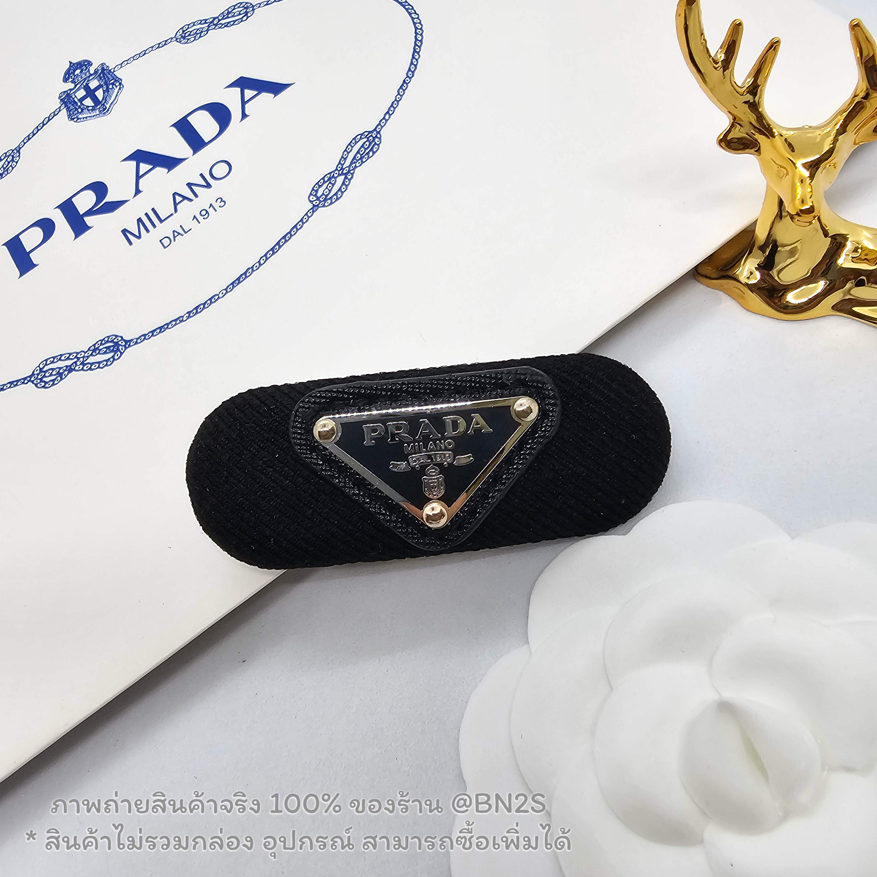 สีดำ | กิ๊บหนีบผมปราด้า แบบสปริง รุ่น PRADA Enamel-logo hair clip ตัวหนีบสปริงติดโลโก้เพลท ตัวงานเป็นผ้าโลโก้วงรี ภาพถ่ายงานจริง