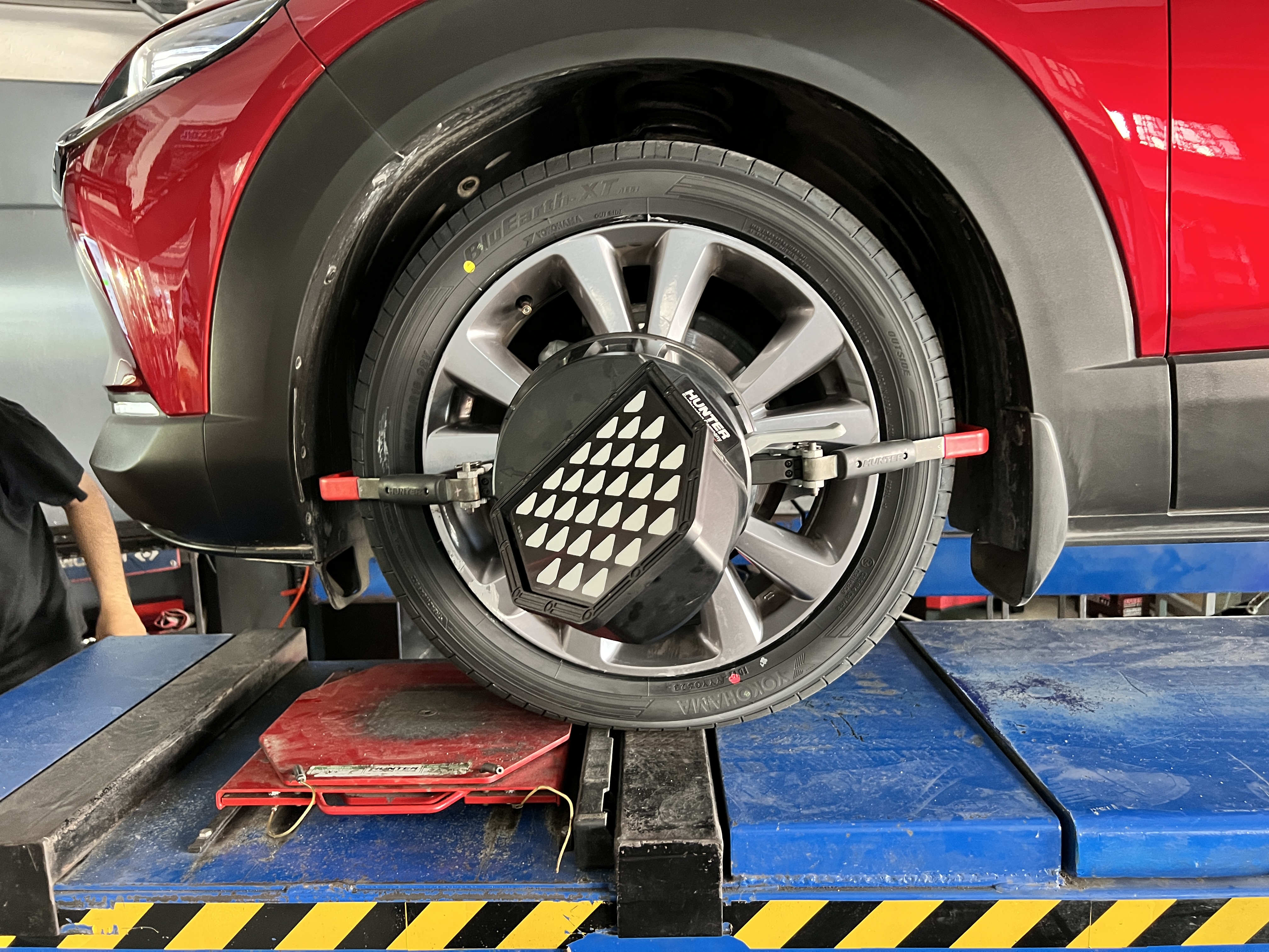 MAZDA CX30 เปลี่ยนยางรถยนต์เน้นใช้งานในชีวิตประจำวัน ต้องการยางนุ่มหนึบ บังคับเลี้ยวคม ปลอดภัย [+] YOKOHAMA BLUEARTH URBAN SUV XT AE61 [+] ขนาด 215/50R18 โปรโมชั่นราคาพิเศษ ติดต่อสอบถามเพิ่มเติม โทร : 08-6569-1915 บุ๊ก และทีมงาน ยินดีต้อนรับครับ 𝙊𝙪𝙧 𝙎𝙚𝙧𝙫𝙞𝙘𝙚 บริการทางร้าน เรารับทำอะไรบ้าง 🔧 ติดตั้งยางแบบไร้รอย 100% 🔧 บริการสลับยาง ตามอายุ 🔧 มียางรถยนต์ทุกยี่ห้อให้เลือกซื้อ 🔧 เช็คช่วงล่าง แก้ปัญหาให้ตรงจุด 🔧 บริการล้างลิ้นปีกผีเสื้อ 🔧 บริการเช็คระยะรถยนต์ 🔧 เปลี่ยนถ่ายของเหลวทั้งระบบ 🔧 ตั้งศูนย์ด้วยเครื่อง HUNTER นำเข้าจาก USA #รถยนต์มีปัญหาไม่รู้ต้องแก้ตรงไหน ทางเรายินดี ตรวจหาปัญหาและหาวิธีแก้ บอกลูกค้าก่อนลงมือทำเสมอราคาเป็นธรรมไม่เอาเปรียบ สบายใจคุณลูกค้า ---------------------------------- ดูแลให้คำปรึกษาทุกปัญหาคาใจ ไม่ทิ้งลูกค้า มีบริการหลังการขาย 【ให้ผู้เชี่ยวชาญของเรา ดูแลรถคุณ】 ร้านยางเจริญรุ่งเรือง ยินดีต้อนรับครับ #ยางรถยนต์ #yokohama #bluearth #ae61 #urbansuv