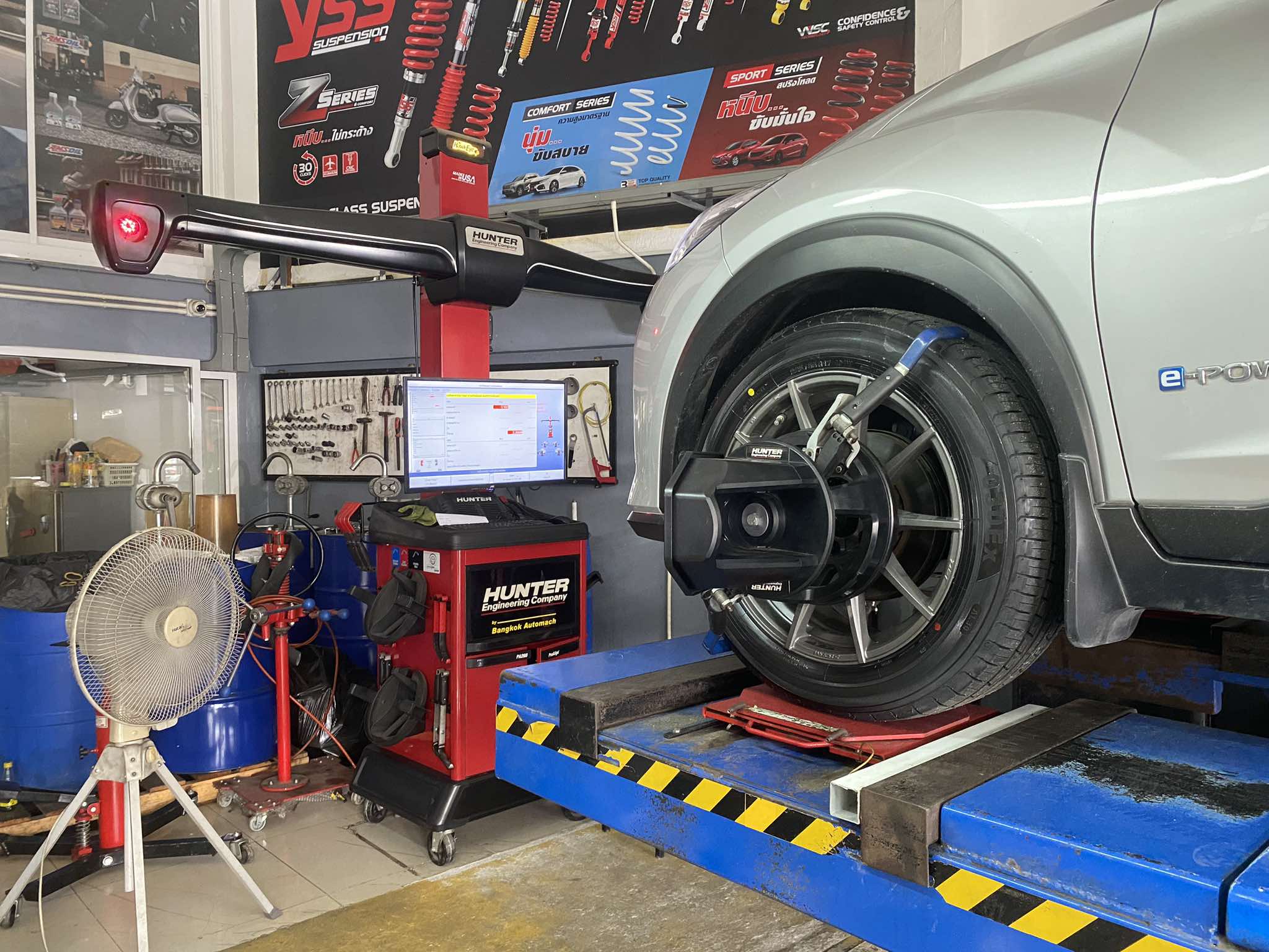 NISSAN KICK เปลี่ยนยางรถยนต์ใช้งานประจำวัน [+] ALLIANCE AL30 made in japan 225/55R17 *เพื่อความรวดเร็วนัดหมายก่อนเข้ารับบริการครับ 𝙊𝙪𝙧 𝙎𝙚𝙧𝙫𝙞𝙘𝙚 บริการทางร้านเรารับทำอะไรบ้าง 🔧 มียางรถยนต์ทุกยี่ห้อให้เลือกซื้อ 🔧 โช้คอัพ สปริง 🔧 เช็คช่วงล่าง แก้ปัญหาให้ตรงจุด 🔧 ติดตั้งยางแบบไร้รอย 100% 🔧 บริการสลับยาง ตามอายุ 🔧 บริการล้างลิ้นปีกผีเสื้อ 🔧 บริการเช็คระยะรถยนต์ 🔧 เปลี่ยนถ่ายของเหลวทั้งระบบ 🔧 ตั้งศูนย์ด้วยเครื่อง HUNTER นำเข้าจาก USA สอบถามข้อมูลเพิ่มเติม หรือนัดหมายเข้ารับบริการ ☎️ : 08-6569-1915 ☎️ : 08-6544-5963 Line id : @88rw Tiktok : https://www.tiktok.com/@88rwycrr Youtube : https://youtube.com/@88rw Facebook : https://www.facebook.com/88rwtire Location : https://goo.gl/maps/HrNUAZXPN94KvxZ98? #รถยนต์มีปัญหาไม่รู้ต้องแก้ตรงไหน ทางเรายินดี ตรวจหาปัญหาและหาวิธีแก้ บอกลูกค้าก่อนลงมือทำเสมอราคาเป็นธรรม