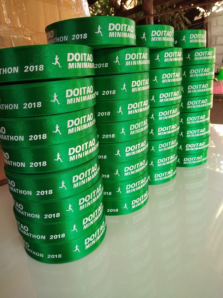 ป้ายคอเสื้อ เนื้อริบบิ้นซาติน 2.5 ซม. ริบบิ้นสีเขียว 17 พิมพ์ขาว 30 ม้วน