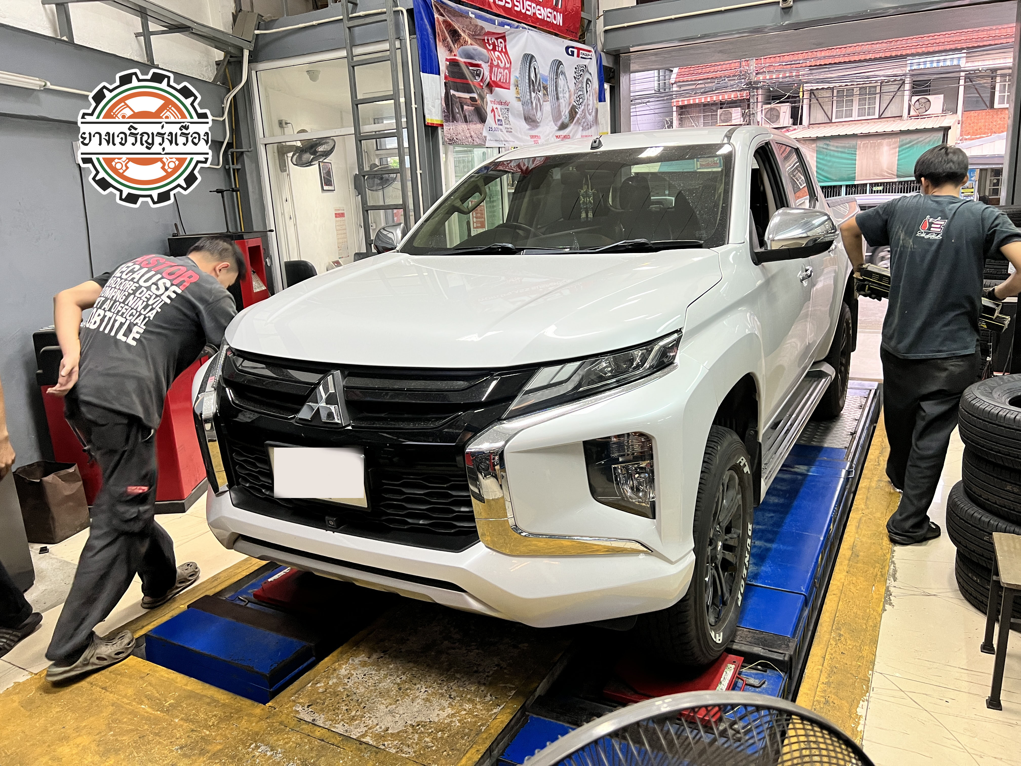 Mitsubishi Triton Plus เข้ารับบริากรเปลี่ยนโช๊คอัพรถยนต์ใช้งานแทนของเดิมติดรถ เลือกใช้งานโช๊คอัพ monroe oe spectrum นุ่มหนึบกระชับ ขับสนุกขึ้นแน่นอน [+] พร้อมบริการติดตั้ง + Set up ให้เหมาะกับยาง [+] ขับสนุกด้วยบริการ ตั้งศูนย์ละเอียดให้เหมาะกับการใช้งานและลักษณะของช่วงล่าง 𝙊𝙪𝙧 𝙎𝙚𝙧𝙫𝙞𝙘𝙚 บริการทางร้าน เรารับทำอะไรบ้าง 🔧 ติดตั้งยางแบบไร้รอย 100% 🔧 บริการสลับยาง ตามอายุ 🔧 มียางรถยนต์ทุกยี่ห้อให้เลือกซื้อ 🔧 เช็คช่วงล่าง แก้ปัญหาให้ตรงจุด 🔧 บริการล้างลิ้นปีกผีเสื้อ 🔧 บริการเช็คระยะรถยนต์ 🔧 เปลี่ยนถ่ายของเหลวทั้งระบบ 🔧 ตั้งศูนย์ด้วยเครื่อง HUNTER นำเข้าจาก USA สอบถามข้อมูลเพิ่มเติม หรือนัดหมายเข้ารับบริการ Tel : 08-6569-1915 Tel : 08-6544-5963 Line id : @88rw Tiktok : https://www.tiktok.com/@88rwycrr Youtube : https://youtube.com/@88rw Facebook : https://www.facebook.com/otaninon Location : https://goo.gl/maps/HrNUAZXPN94KvxZ98?coh=178573&entry=tt #รถยนต์มีปัญหาไม่รู้ต้องแก้ตรงไหน ทางเรายินดี ตรวจหาปัญหาและหาวิธีแก้ บอกลูกค้าก่อนลงมือทำเสมอราคาเป็นธรรมไม่เอาเปรียบ สบายใจคุณลูกค้า ---------------------------------- ดูแลให้คำปรึกษาทุกปัญหาคาใจ ไม่ทิ้งลูกค้า มีบริการหลังการขาย 【ให้ผู้เชี่ยวชาญของเรา ดูแลรถคุณ】 ร้านยางเจริญรุ่งเรือง ยินดีต้อนรับครับ ---------------------------------- #โช๊คอัพรถยนต์ #monroe #yss #kayaba #profender #ร้านยางเจริญรุ่งเรือง #นนทบุรี #งามวงศ์วาน #amsfix #บริการช่วงล่างรถยนต์ #ซ่อมบำรุงช่วงล่าง #เซทอัพโช๊คอัพรถยนต์