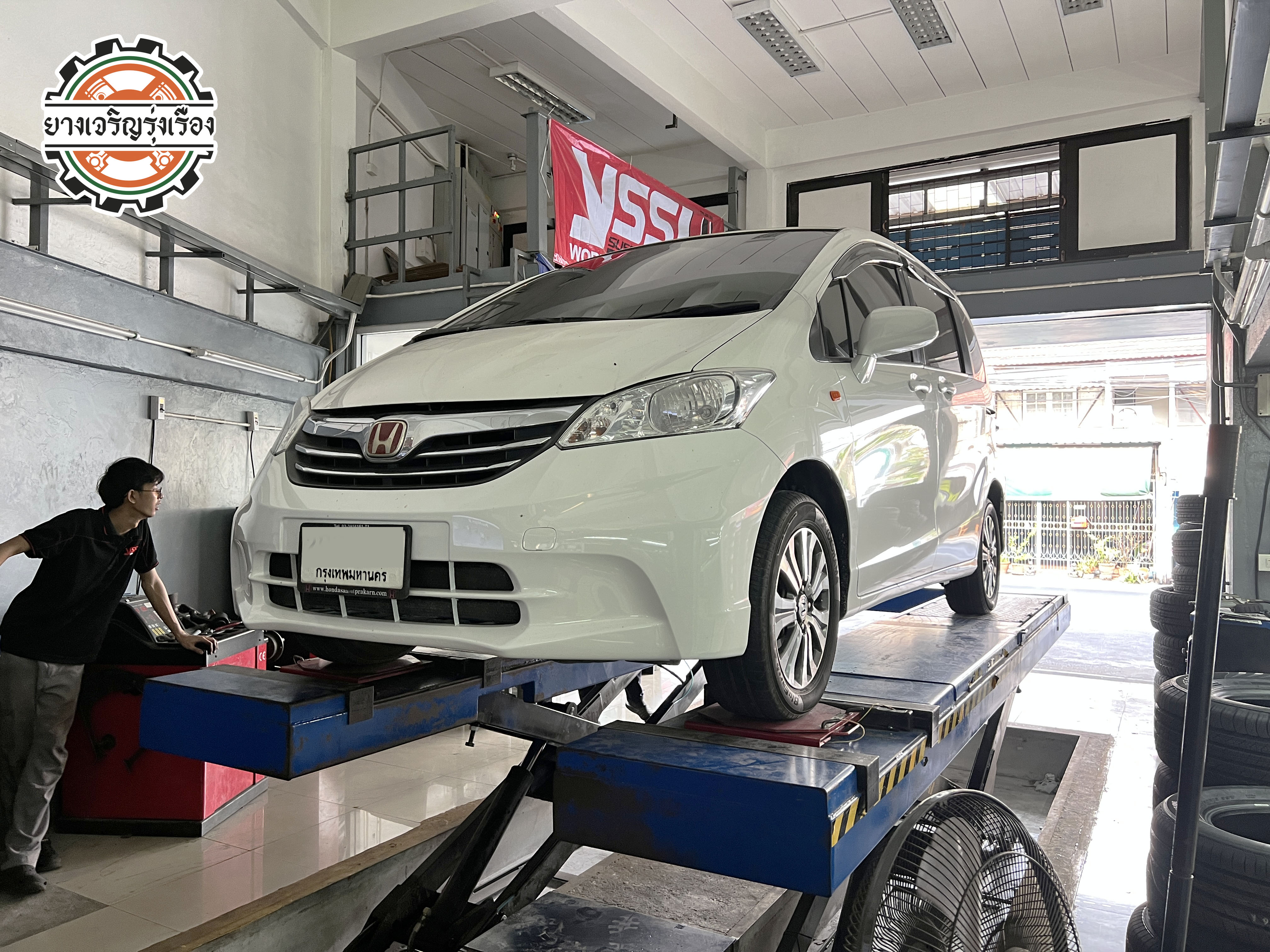 HONDA FREED เปลี่ยนโช๊คอัพรถยนต์ ใช้งานแทนของเดิมที่ติดรถยนต์มาตั้งแต่ออกรถ เริ่มมีอาการย้วยโยน ผู้โดยสารเริ่มเมารถง่าย เปลี่ยนโช๊คอัพทั้งทีเลือกใช้งานที่อัพเกรดความกระชับขับสนุกขึ้น [+] Kayaba Excel-G เซ็ทโช๊คอัพ หน้า/หลัง = 13,600 บาท ล้อเดิม ยางเดิม ก็ขับสนุกได้ [+] พร้อมบริการติดตั้ง + Set up ให้เหมาะกับยาง [+] ขับสนุกด้วยบริการ ตั้งศูนย์ละเอียดให้เหมาะกับการใช้งานและลักษณะของช่วงล่าง --------------------------------- โทร : 08-6544-5963 บุ๊ก และทีมงาน ยินดีต้อนรับครับ 𝙊𝙪𝙧 𝙎𝙚𝙧𝙫𝙞𝙘𝙚 บริการทางร้าน เรารับทำอะไรบ้าง 🔧 ติดตั้งยางแบบไร้รอย 100% 🔧 บริการสลับยาง ตามอายุ 🔧 มียางรถยนต์ทุกยี่ห้อให้เลือกซื้อ 🔧 เช็คช่วงล่าง แก้ปัญหาให้ตรงจุด 🔧 บริการล้างลิ้นปีกผีเสื้อ 🔧 บริการเช็คระยะรถยนต์ 🔧 เปลี่ยนถ่ายของเหลวทั้งระบบ 🔧 ตั้งศูนย์ด้วยเครื่อง HUNTER นำเข้าจาก USA #รถยนต์มีปัญหาไม่รู้ต้องแก้ตรงไหน ทางเรายินดี ตรวจหาปัญหาและหาวิธีแก้ บอกลูกค้าก่อนลงมือทำเสมอราคาเป็นธรรมไม่เอาเปรียบ สบายใจคุณลูกค้า ---------------------------------- ดูแลให้คำปรึกษาทุกปัญหาคาใจ ไม่ทิ้งลูกค้า มีบริการหลังการขาย 【ให้ผู้เชี่ยวชาญของเรา ดูแลรถคุณ】 ร้านยางเจริญรุ่งเรือง ยินดีต้อนรับครับ ---------------------------------- #โช๊คอัพรถยนต์ #monroe #yss #kayaba #profender #ร้านยางเจริญรุ่งเรือง #นนทบุรี #งามวงศ์วาน #amsfix #บริการช่วงล่างรถยนต์ #ซ่อมบำรุงช่วงล่าง #เซทอัพโช๊คอัพรถยนต์