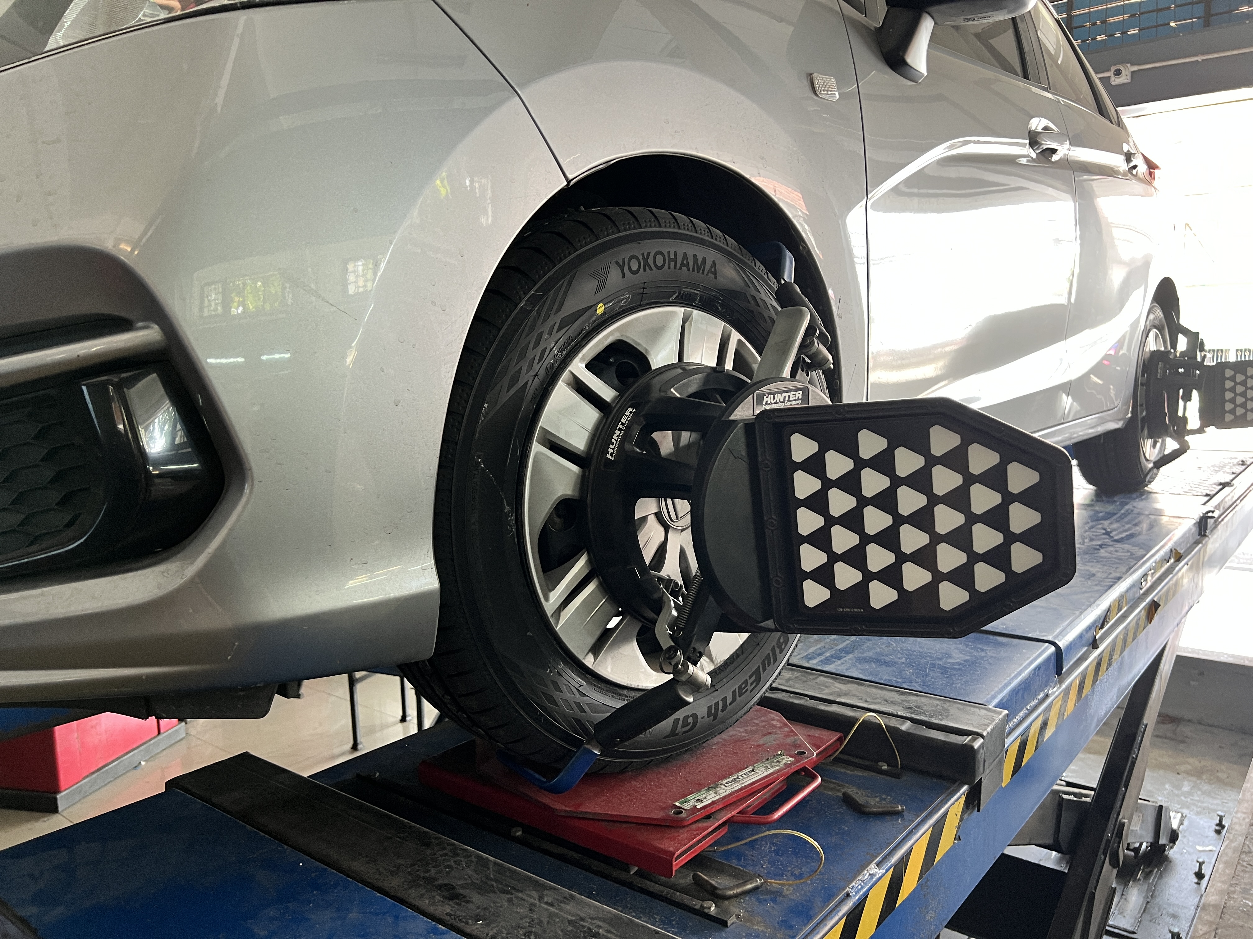 Honda Jazz GK เปลี่ยนยางรถยนต์ใช้งานรุ่นเดิม นุ่มหนึบ [+] YOKOHAMA BLUEARTH AE51 Made in Japan ขนาด 185/65R15 𝙊𝙪𝙧 𝙎𝙚𝙧𝙫𝙞𝙘𝙚 บริการทางร้าน เรารับทำอะไรบ้าง 🔧 ติดตั้งยางแบบไร้รอย 100% 🔧 บริการสลับยาง ตามอายุ 🔧 มียางรถยนต์ทุกยี่ห้อให้เลือกซื้อ 🔧 เช็คช่วงล่าง แก้ปัญหาให้ตรงจุด 🔧 บริการล้างลิ้นปีกผีเสื้อ 🔧 บริการเช็คระยะรถยนต์ 🔧 เปลี่ยนถ่ายของเหลวทั้งระบบ 🔧 ตั้งศูนย์ด้วยเครื่อง HUNTER นำเข้าจาก USA สอบถามข้อมูลเพิ่มเติม หรือนัดหมายเข้ารับบริการ Tel : 08-6569-1915 Tel : 08-6544-5963 Line id : @88rw Tiktok : https://www.tiktok.com/@88rwycrr Youtube : https://youtube.com/@88rw Facebook : https://www.facebook.com/otaninon Location : https://goo.gl/maps/HrNUAZXPN94KvxZ98?coh=178573&entry=tt #รถยนต์มีปัญหาไม่รู้ต้องแก้ตรงไหน ทางเรายินดี ตรวจหาปัญหาและหาวิธีแก้ บอกลูกค้าก่อนลงมือทำเสมอราคาเป็นธรรมไม่เอาเปรียบ สบายใจคุณลูกค้า ---------------------------------- ดูแลให้คำปรึกษาทุกปัญหาคาใจ ไม่ทิ้งลูกค้า มีบริการหลังการขาย 【ให้ผู้เชี่ยวชาญของเรา ดูแลรถคุณ】 ร้านยางเจริญรุ่งเรือง ยินดีต้อนรับครับ ---------------------------------- #โช๊คอัพรถยนต์ #monroe #yss #kayaba #profender #ร้านยางเจริญรุ่งเรือง #นนทบุรี #งามวงศ์วาน #amsfix #บริการช่วงล่างรถยนต์ #ซ่อมบำรุงช่วงล่าง #เซทอัพโช๊คอัพรถยนต์