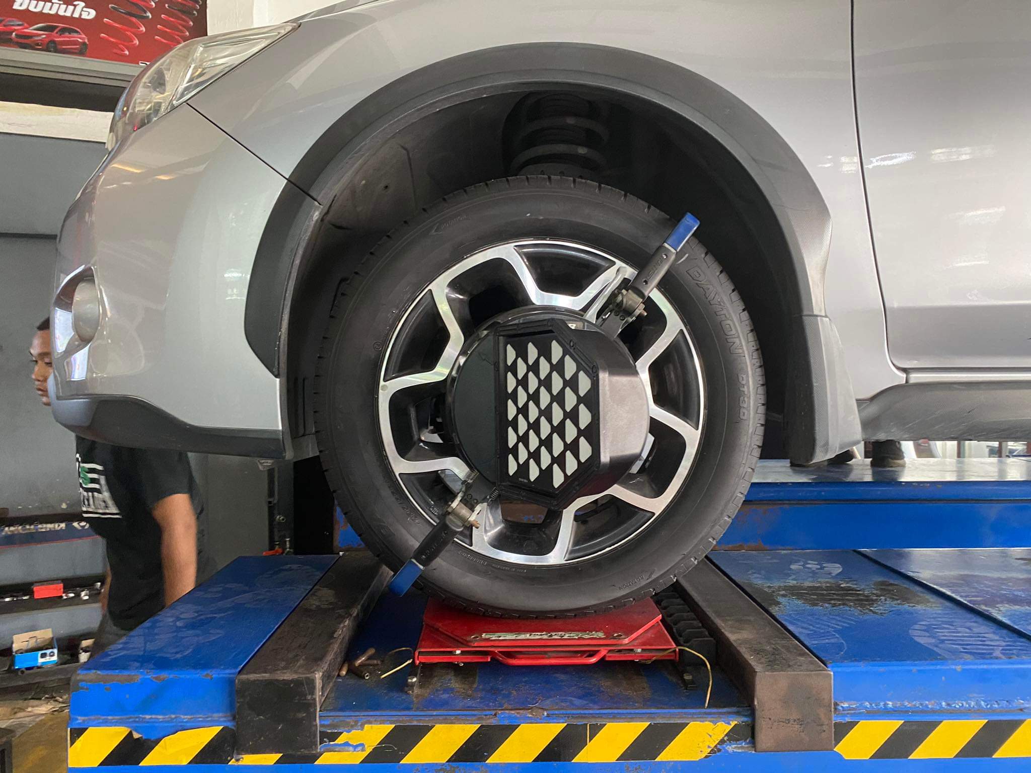 SUBARU XV เข้ารับเปลี่ยนยางรถยนต์ใช้งานประจำวัน [+]DAYTON DT30 225/55R17 *เพื่อความสะดวกในการรับบริการ นัดหมายเวลาก่อนเข้ารับบริการทุกครั้งครับ 𝙊𝙪𝙧 𝙎𝙚𝙧𝙫𝙞𝙘𝙚 บริการทางร้านเรารับทำอะไรบ้าง 🔧 มียางรถยนต์ทุกยี่ห้อให้เลือกซื้อ 🔧 โช้คอัพ สปริง 🔧 เช็คช่วงล่าง แก้ปัญหาให้ตรงจุด 🔧 ติดตั้งยางแบบไร้รอย 100% 🔧 บริการสลับยาง ตามอายุ 🔧 บริการล้างลิ้นปีกผีเสื้อ 🔧 บริการเช็คระยะรถยนต์ 🔧 เปลี่ยนถ่ายของเหลวทั้งระบบ 🔧 ตั้งศูนย์ด้วยเครื่อง HUNTER นำเข้าจาก USA สอบถามข้อมูลเพิ่มเติม หรือนัดหมายเข้ารับบริการ ☎️ : 08-6569-1915 ☎️ : 08-6544-5963 Line id : @88rw Tiktok : https://www.tiktok.com/@88rwycrr Youtube : https://youtube.com/@88rw Facebook : https://www.facebook.com/88rwtire Location : https://goo.gl/maps/HrNUAZXPN94KvxZ98?coh=178573&entry=tt #รถยนต์มีปัญหาไม่รู้ต้องแก้ตรงไหน ทางเรายินดี ตรวจหาปัญหาและหาวิธีแก้ บอกลูกค้าก่อนลงมือทำเสมอราคาเป็นธรรมไม่เอาเปรียบ สบายใจคุณลูกค้า ร้านยางเจริญรุ่งเรือง ยินดีต้อนรับครับ