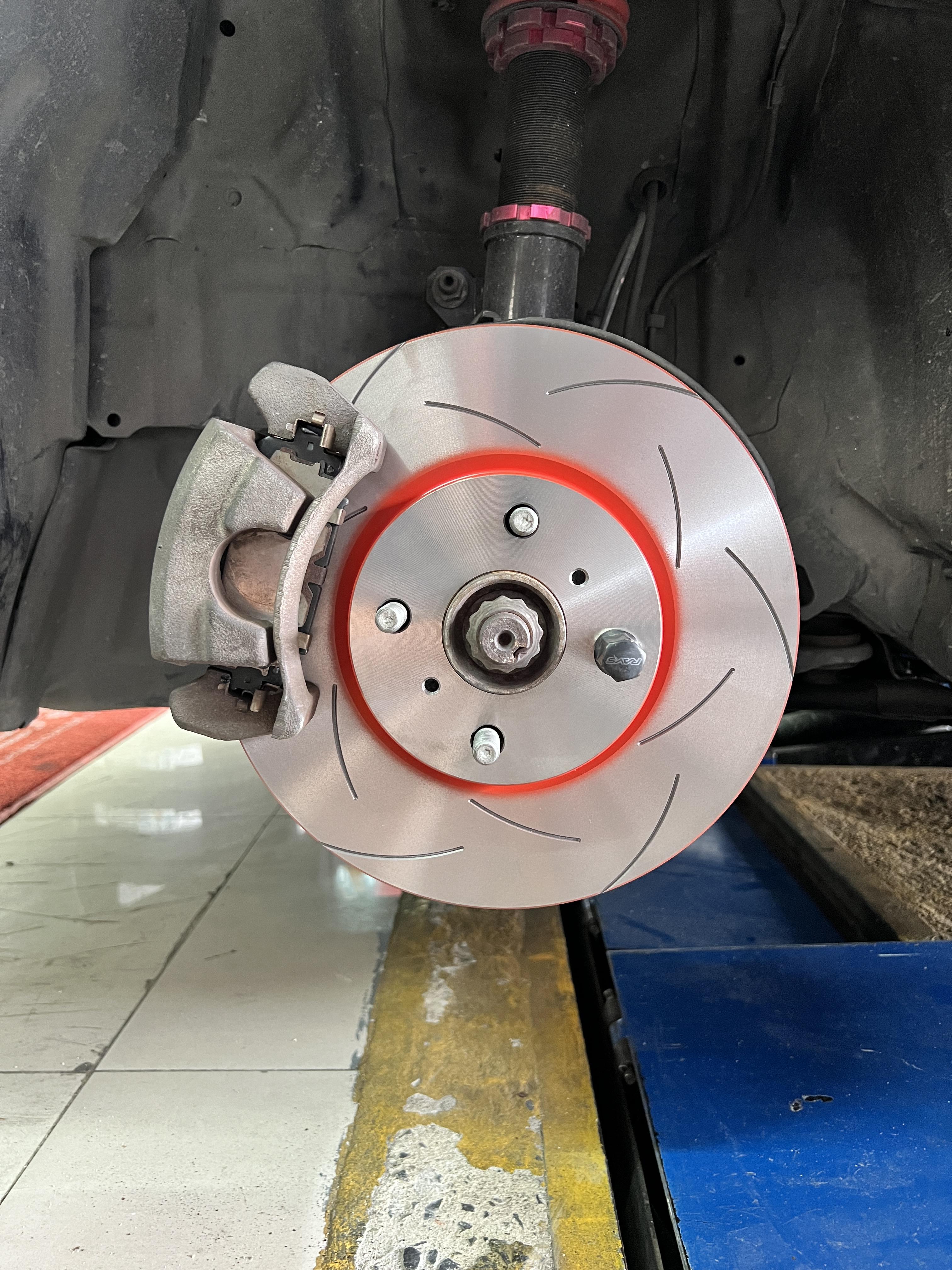 TOYOTA VIOS เข้ารับบริการอัพเกรดจานเบรกใหม่ให้ปลอดภัยกว่าเดิม [+] TRW รุ่น XPS *เพื่อความสะดวกในการรับบริการ นัดหมายเวลาก่อนเข้ารับบริการทุกครั้งครับ 𝙊𝙪𝙧 𝙎𝙚𝙧𝙫𝙞𝙘𝙚 บริการทางร้านเรารับทำอะไรบ้าง 🔧 มียางรถยนต์ทุกยี่ห้อให้เลือกซื้อ 🔧 โช้คอัพ สปริง 🔧 เช็คช่วงล่าง แก้ปัญหาให้ตรงจุด 🔧 ติดตั้งยางแบบไร้รอย 100% 🔧 บริการสลับยาง ตามอายุ 🔧 บริการล้างลิ้นปีกผีเสื้อ 🔧 บริการเช็คระยะรถยนต์ 🔧 เปลี่ยนถ่ายของเหลวทั้งระบบ 🔧 ตั้งศูนย์ด้วยเครื่อง HUNTER นำเข้าจาก USA สอบถามข้อมูลเพิ่มเติม หรือนัดหมายเข้ารับบริการ ☎️ : 08-6569-1915 ☎️ : 08-6544-5963 Line id : @88rw Tiktok : https://www.tiktok.com/@88rwycrr Youtube : https://youtube.com/@88rw Facebook : https://www.facebook.com/88rwtire Location : https://goo.gl/maps/HrNUAZXPN94KvxZ98?coh=178573&entry=tt #รถยนต์มีปัญหาไม่รู้ต้องแก้ตรงไหน ทางเรายินดี ตรวจหาปัญหาและหาวิธีแก้ บอกลูกค้าก่อนลงมือทำเสมอราคาเป็นธรรมไม่เอาเปรียบ สบายใจคุณลูกค้า ร้านยางเจริญรุ่งเรือง ยินดีต้อนรับครับ