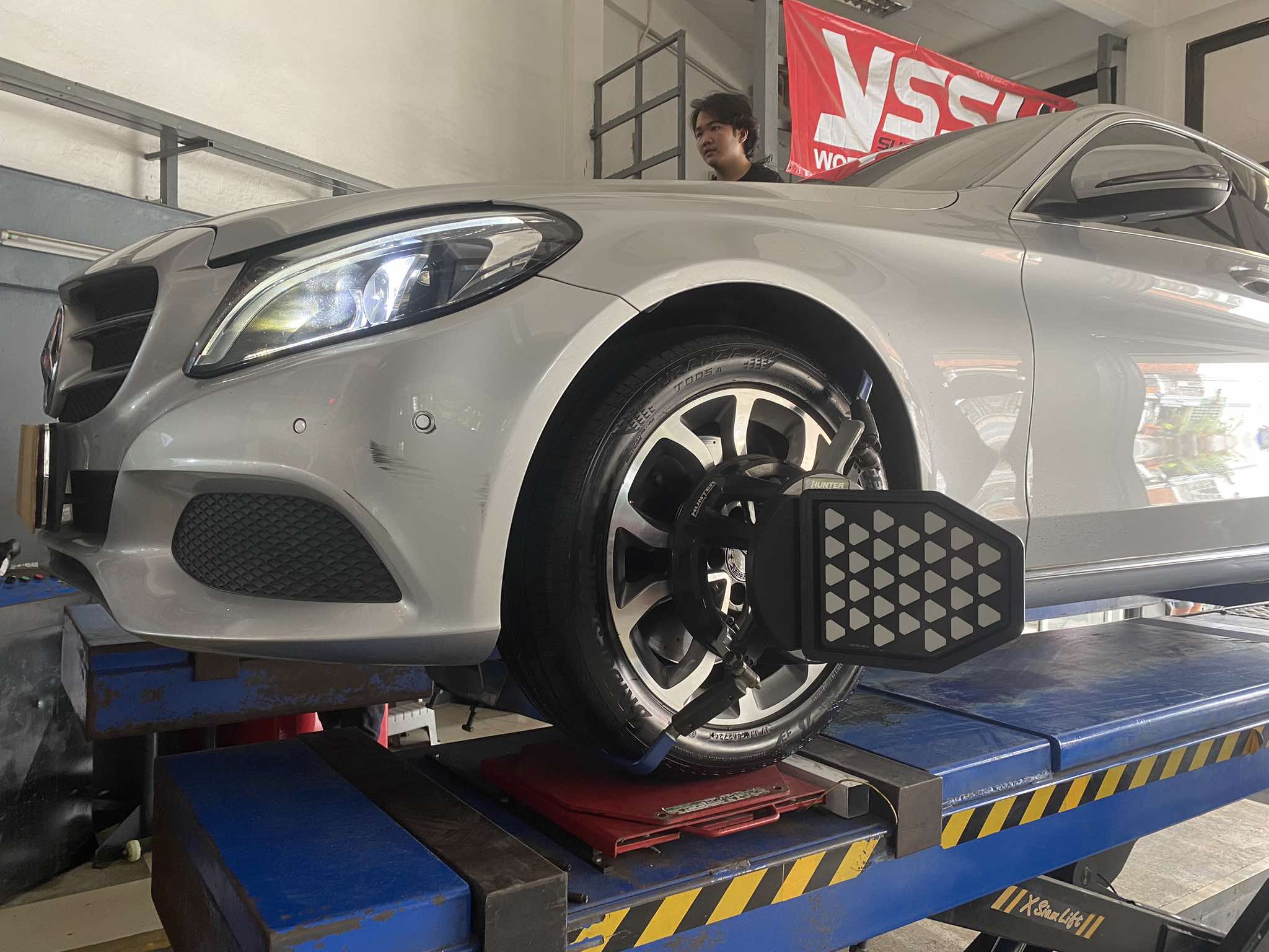 MECEDES BENZ เปลี่ยนยางรถยนต์นุ่มเงียบ ใช้งานประจำวัน [+] BRIDGESTONE TURANZA T005A 225/50R17 245/45R17 *นัดหมายก่อนเข้ารับบริการ เพื่อความรวดเร็วครับ 𝙊𝙪𝙧 𝙎𝙚𝙧𝙫𝙞𝙘𝙚 บริการทางร้านเรารับทำอะไรบ้าง 🔧 มียางรถยนต์ทุกยี่ห้อให้เลือกซื้อ 🔧 โช้คอัพ สปริง 🔧 เช็คช่วงล่าง แก้ปัญหาให้ตรงจุด 🔧 ติดตั้งยางแบบไร้รอย 100% 🔧 บริการสลับยาง ตามอายุ 🔧 บริการล้างลิ้นปีกผีเสื้อ 🔧 บริการเช็คระยะรถยนต์ 🔧 เปลี่ยนถ่ายของเหลวทั้งระบบ 🔧 ตั้งศูนย์ด้วยเครื่อง HUNTER นำเข้าจาก USA สอบถามข้อมูลเพิ่มเติม หรือนัดหมายเข้ารับบริการ ☎️ : 08-6569-1915 ☎️ : 08-6544-5963 Line id : @88rw Tiktok : https://www.tiktok.com/@88rwycrr Youtube : https://youtube.com/@88rw Facebook : https://www.facebook.com/88rwtire Location : https://goo.gl/maps/HrNUAZXPN94KvxZ98? #รถยนต์มีปัญหาไม่รู้ต้องแก้ตรงไหน ทางเรายินดี ตรวจหาปัญหาและหาวิธีแก้ บอกลูกค้าก่อนลงมือทำเสมอราคาเป็นธรรมไม่เอาเปรียบ สบายใจคุณลูกค้า ร้านยางเจริญรุ่งเรือง ยินดีต้อนรับครับ