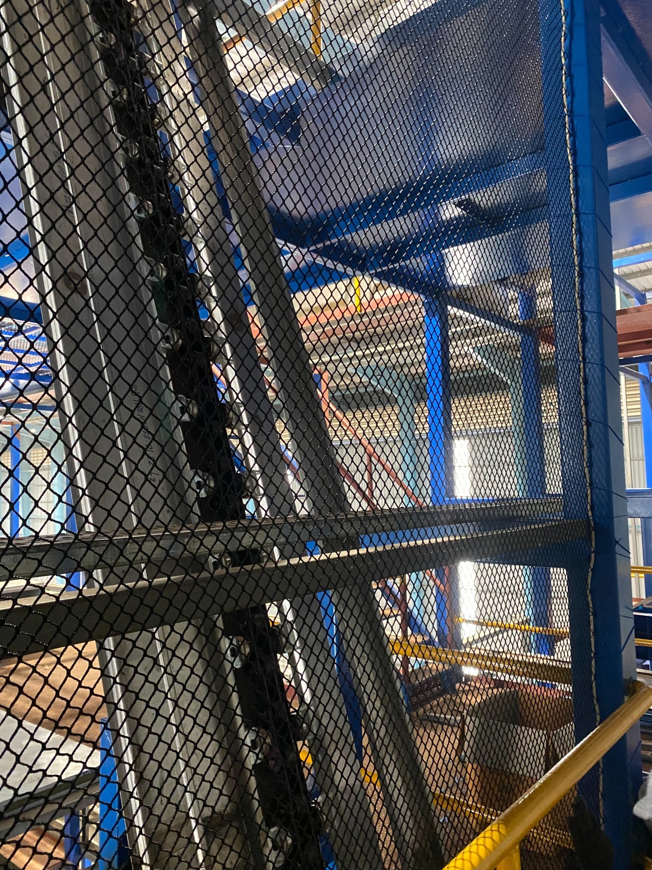 ตาข่ายกันตก ตาข่ายก่อสร้าง ตาข่าย Safety Net ตาข่ายกันของหล่นจากที่สูง สีดำ ขนาดช่องตา 2x2 CM. ขนาด 8x30 เมตร