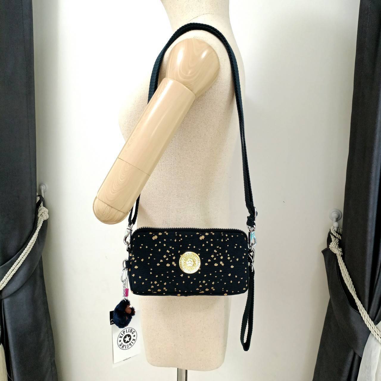 KIPLING กระเป๋าสตางค์ซิปรอบ ใบยาว Seoul up clutch & sling bag