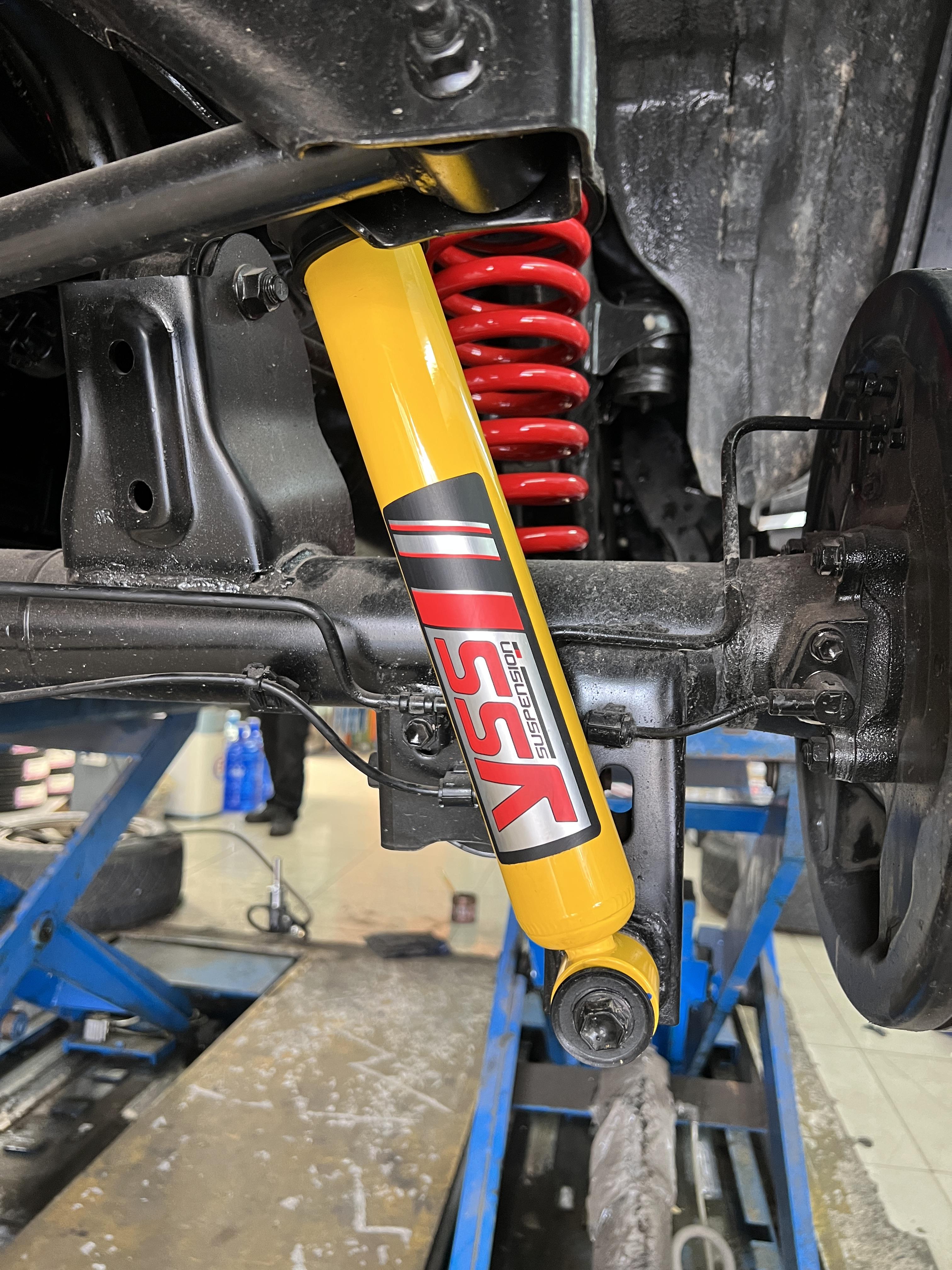 TOYOTA FORTUNER เปลี่ยนโช้คอัพอัพเกรดช่วงล่าง [+] YSS E SERIES [+] YSS PERFORMANCE SPRING สอบถามข้อมูลเพิ่มเติม หรือ นัดหมายเข้ารับบริการ โทร. 08-6569-1915 Location : https://goo.gl/maps/HrNUAZXPN94KvxZ98? รถยนต์มีปัญหาไม่รู้ต้องแก้ตรงไหน ทางเรายินดี ตรวจหาปัญหาและหาวิธีแก้ บอกลูกค้าก่อนลงมือทำเสมอด้วยราคาเป็นธรรม เวลาบริการ วันจันทร์-วันอาทิตย์ 09:00 น. - 17.30 น. #ToyotaFortuner #yssdtg #YSSspring #โช้คอัพ #ช่วงล่าง #โช๊ค #ยางรถยนต์