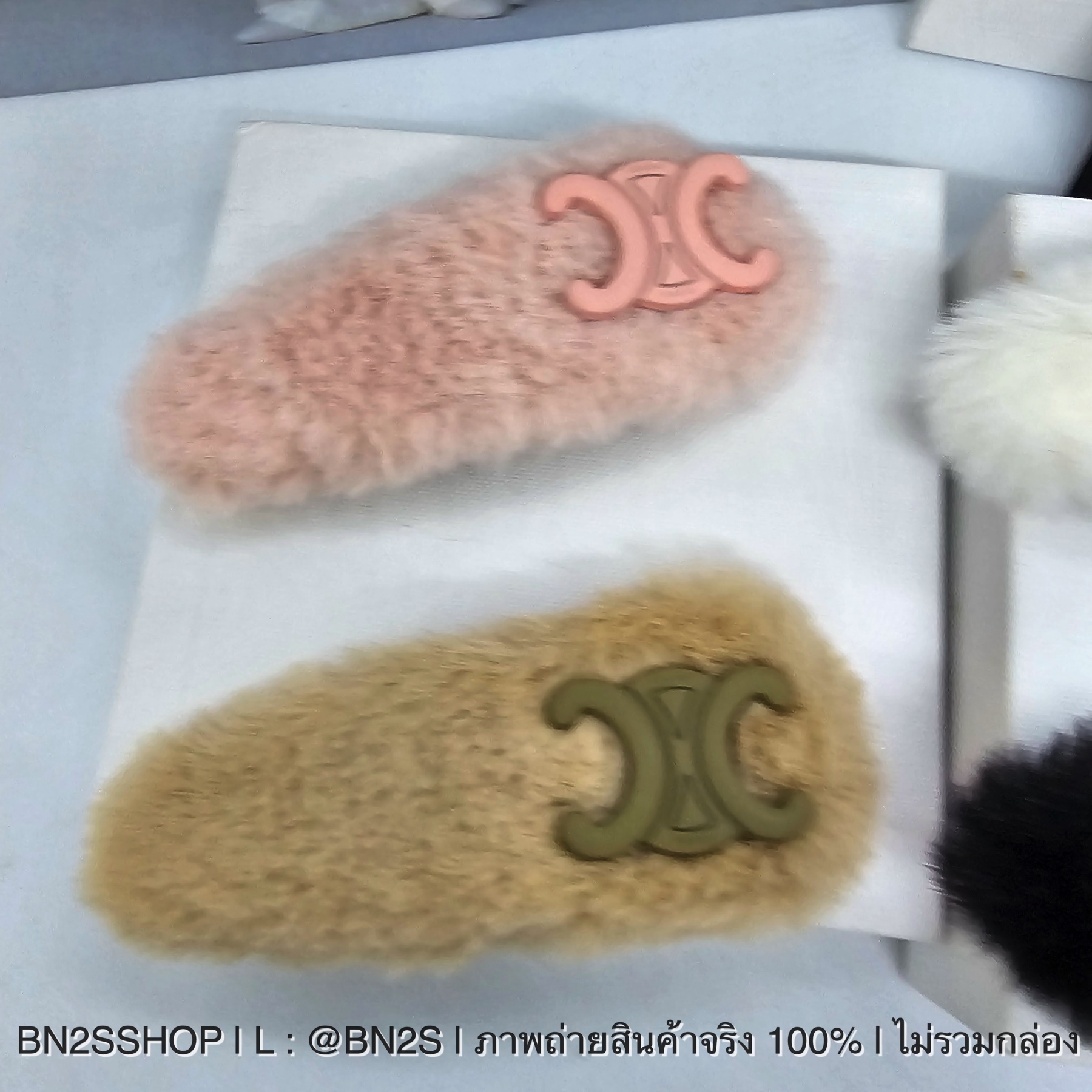 สีขาว | กิ๊บขนฟู กิ๊บหนีบผมแฟชั่น ซีลีน ติดโลโก้ Triomphe มี 4 สีให้เลือก พร้อมส่งในไทย