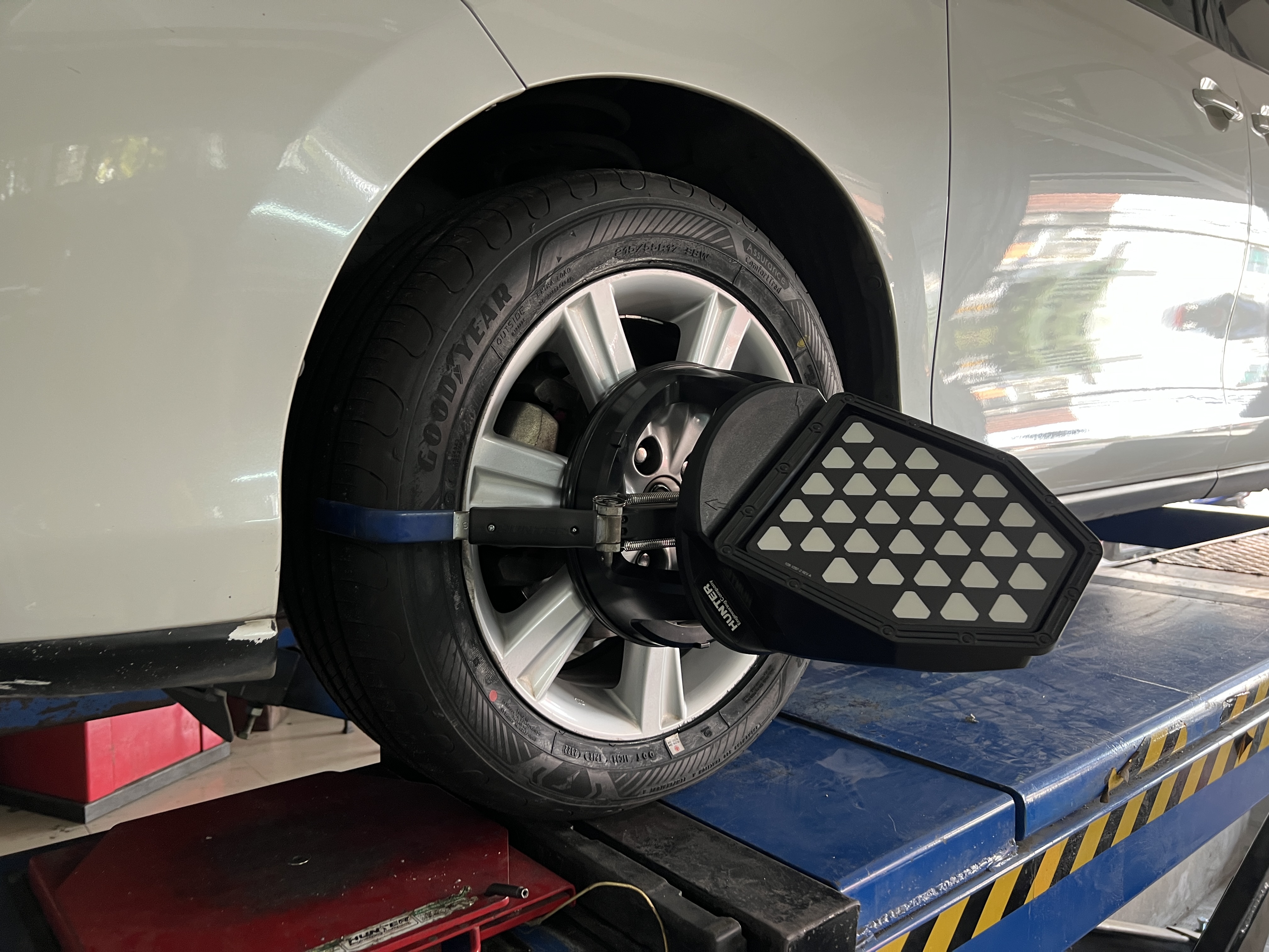 [GOODYEAR]Toyota Estima เข้ารับบริการเปลี่ยนยางรถยนต์ Goodyear สายนุ่มนวล Assurance Comforttred พร้อมบริการติดตั้ง และบริการตั้งศูนย์ ครบ จบที่เดียว โทร. 08-6569-1915