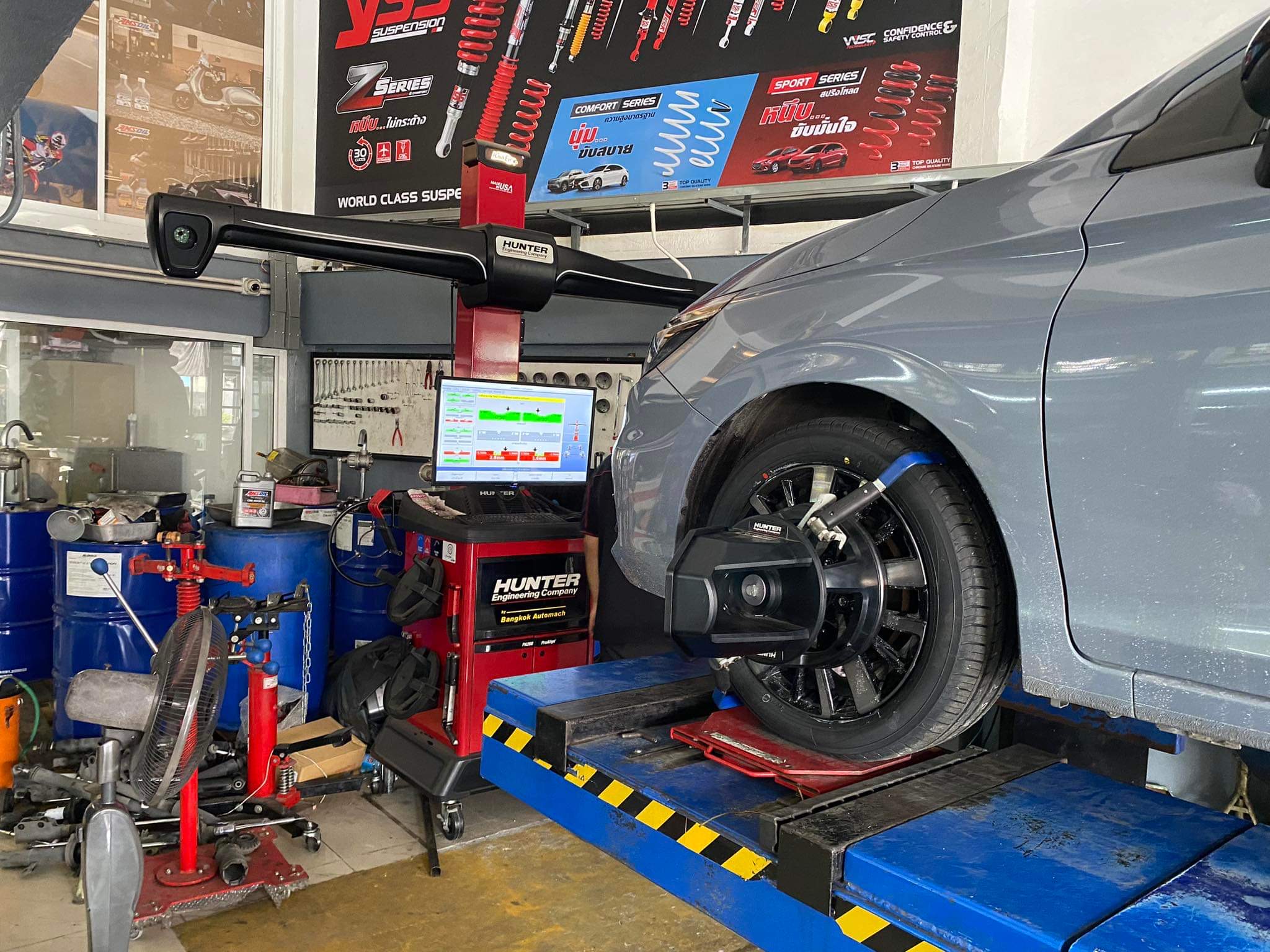 HONDA CITY TURBO เข้ารับบริการเปลี่ยนยางรถยนต์ใช้งานประจำวัน [+] YOKOHAMA BLUEARTH ES32 185/55R16 *เพื่อความรวดเร็วในการเข้ารับบริการ แนะนำนัดหมายก่อนครับ 𝙊𝙪𝙧 𝙎𝙚𝙧𝙫𝙞𝙘𝙚 บริการทางร้านเรารับทำอะไรบ้าง 🔧 มียางรถยนต์ทุกยี่ห้อให้เลือกซื้อ 🔧 โช้คอัพ สปริง 🔧 เช็คช่วงล่าง แก้ปัญหาให้ตรงจุด 🔧 ติดตั้งยางแบบไร้รอย 100% 🔧 บริการสลับยาง ตามอายุ 🔧 บริการล้างลิ้นปีกผีเสื้อ 🔧 บริการเช็คระยะรถยนต์ 🔧 เปลี่ยนถ่ายของเหลวทั้งระบบ 🔧 ตั้งศูนย์ด้วยเครื่อง HUNTER นำเข้าจาก USA สอบถามข้อมูลเพิ่มเติม หรือนัดหมายเข้ารับบริการ ☎️ : 08-6569-1915 ☎️ : 08-6544-5963 Line id : @88rw Tiktok : https://www.tiktok.com/@88rwycrr Youtube : https://youtube.com/@88rw Facebook : https://www.facebook.com/88rwtire Location : https://goo.gl/maps/HrNUAZXPN94KvxZ98?coh=178573&entry=tt #รถยนต์มีปัญหาไม่รู้ต้องแก้ตรงไหน ทางเรายินดี ตรวจหาปัญหาและหาวิธีแก้ บอกลูกค้าก่อนลงมือทำเสมอราคาเป็นธรรมไม่เอาเปรียบ สบายใจคุณลูกค้า ร้านยางเจริญรุ่งเรือง ยินดีต้อนรับครับ