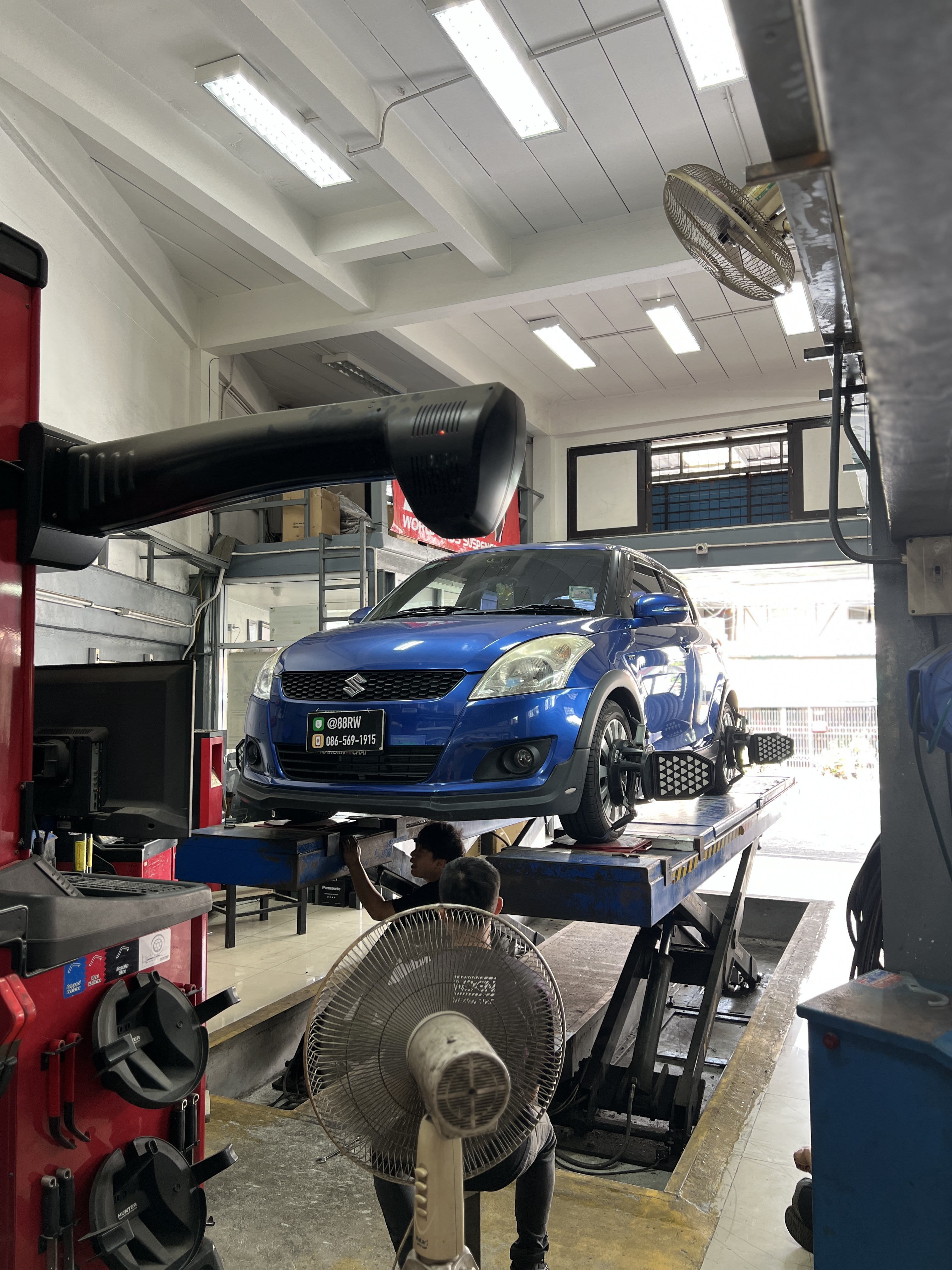 Suzuki Swift 2013 จัดชุดใหญ่ ฟื้นฟูสมรรถนะและความปลอดภัยแบบครบวงจร! ✅ โช้คอัพ Monroe OE Spectrum: คืนความ นุ่มนวล สบายสไตล์รถยุโรป ขับขี่มั่นใจกว่าเดิม ✅ ปีกนกล่างแท้เบิกศูนย์: คืนความแม่นยำในการควบคุมรถ ลดเสียงกุกกัก ✅ ยางรองแท่นเครื่องแท้ 3 จุด: แก้ปัญหาอาการ สั่น ของเครื่องยนต์ ให้รถกลับมานิ่งสนิท ✅ ซ่อมแร็คพวงมาลัย: แก้ปัญหาพวงมาลัยหลวม/มีเสียงดัง ให้การบังคับเลี้ยวคมชัด ✅ กระปุกน้ำฉีดกระจกแท้: เปลี่ยนใหม่ให้ระบบทำงานสมบูรณ์ สิ่งที่จะได้รับหลังจากเข้ารับบริการ: รถกลับมานิ่งสนิท: แก้ปัญหาอาการสั่นของเครื่องยนต์และช่วงล่างได้อย่างตรงจุด ขับขี่สบายและปลอดภัย: ช่วงล่างใหม่, โช้คอัพใหม่, และระบบบังคับเลี้ยวที่แม่นยำ อะไหล่คุณภาพแท้: ใช้เฉพาะอะไหล่แท้เบิกศูนย์และอะไหล่คุณภาพสูง (Monroe) ที่วางใจได้ เหมาะสำหรับใคร? เจ้าของ Swift ที่ต้องการฟื้นฟูสภาพรถให้กลับมาสมบูรณ์แบบที่สุด ผู้ที่ต้องการจบทุกปัญหาช่วงล่างและแท่นเครื่องในที่เดียว 👉 รถเก่าก็ซ่อมได้! แวะมาตรวจเช็กกับผู้เชี่ยวชาญวันนี้ครับ 📌 สอบถามข้อมูลเพิ่มเติม หรือนัดหมายเข้ารับบริการ ☎️ : 08-6569-1915 ☎️ : 08-6544-5963 💬 Line id : @88rw 📍 Location : https://goo.gl/maps/HrNUAZXPN94KvxZ98 🌐 Facebook : https://www.facebook.com/88rwtire #Suzuki #Swift #Monroe #ช่วงล่าง #ซ่อมแร็ค #ยางแท่นเครื่อง #อะไหล่แท้ #ยางเจริญรุ่งเรือง #นนทบุรี #งามวงศ์วาน