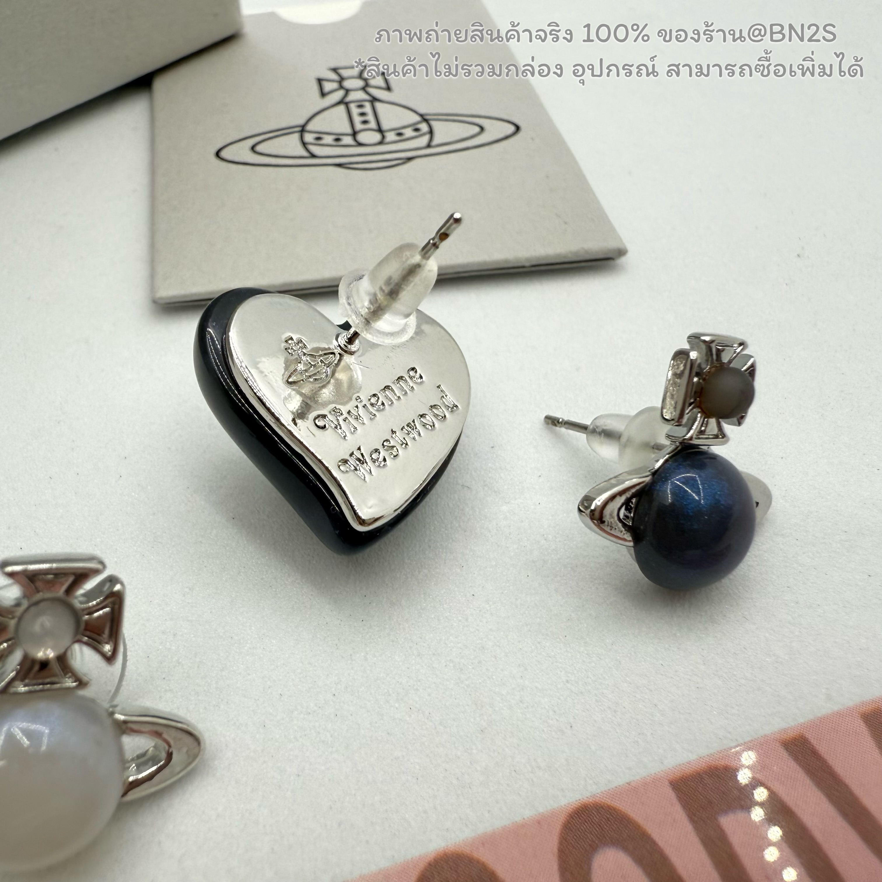 สีขาว | Vivienne Westwood Thomasina Mother of Pearl Stud Earrings ต่างหูวิเวียน จี้หัวใจสีขาว ประดับโลโก้ดาวเสาร์ งานปั๊ม สวยเลย รับประกัน ราคา 129฿ ไม่รวมกล่อง