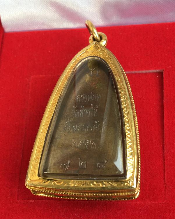 พระหลวงพ่อทวด พิมพ์หลังเตารีดใหญ่ B เนื้อนวะโลหะ รุ่นเลื่อนสมณศักดิ์ ๔๙ จัดสร้างวัดช้างให้ ปี ๒๕๕๓ เลี่ยมทองคำ น้ำหนัก 6.4 g หมายเลข ๗๒๘