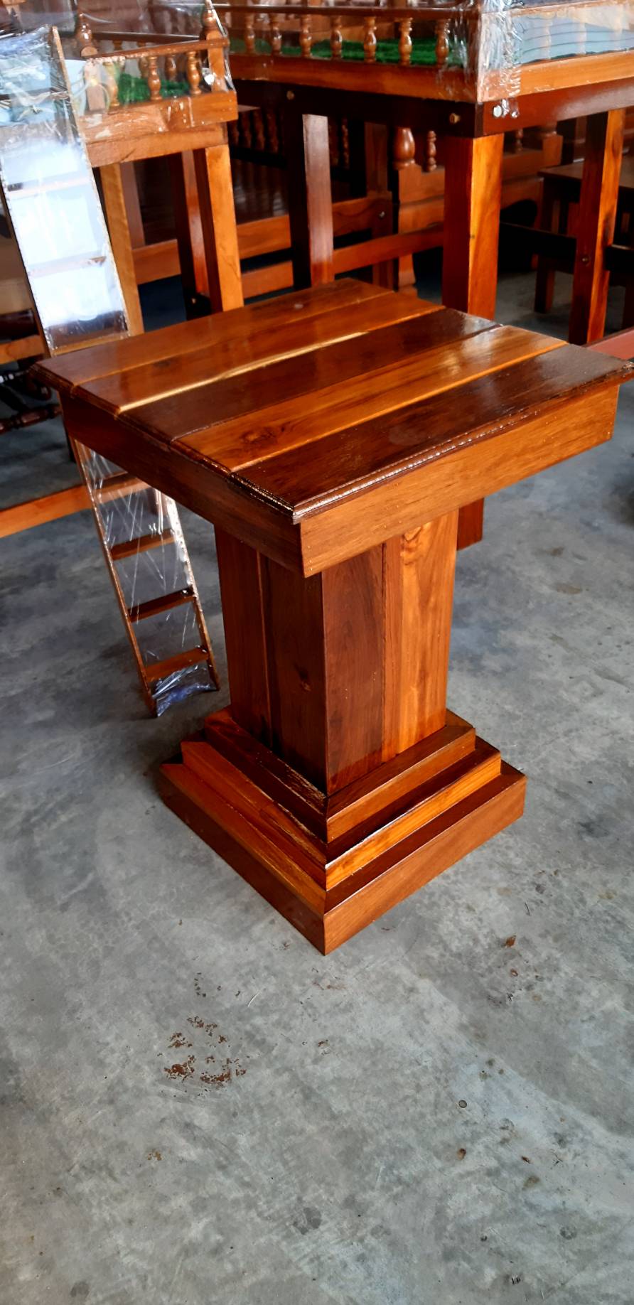 โต๊ะวางหน้าศาล เสาเดียว 60x60 สูง 90 ซม.