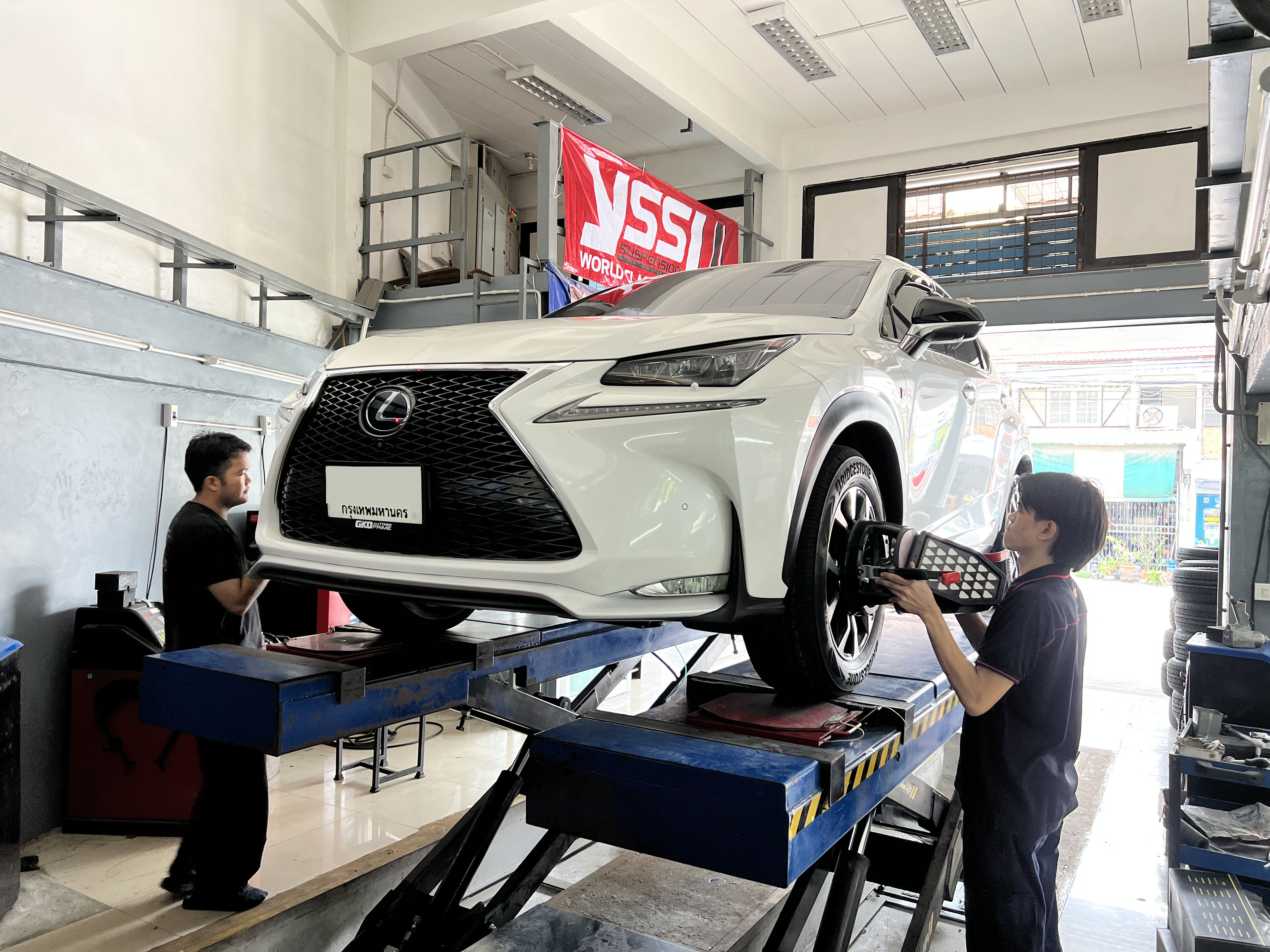 Lexus nx300 เข้ารับบริการเปลี่ยนยางรถยนต์ใหม่ เลือกใช้งานยางรถยนต์ที่คุ้นเคย ตัวท๊อปนุ่มนวล Bridgestone ปลอดภัย นุ่ม เสียงเงียบ [+] Bridgestone ecopia H/L001 [+] ขนาด 235/60R18 โปรโมชั่นราคาพิเศษ ติดต่อสอบถามเพิ่มเติม โทร : 08-6569-1915 บุ๊ก และทีมงาน ยินดีต้อนรับครับ 𝙊𝙪𝙧 𝙎𝙚𝙧𝙫𝙞𝙘𝙚 บริการทางร้าน เรารับทำอะไรบ้าง 🔧 ติดตั้งยางแบบไร้รอย 100% 🔧 บริการสลับยาง ตามอายุ 🔧 มียางรถยนต์ทุกยี่ห้อให้เลือกซื้อ 🔧 เช็คช่วงล่าง แก้ปัญหาให้ตรงจุด 🔧 บริการล้างลิ้นปีกผีเสื้อ 🔧 บริการเช็คระยะรถยนต์ 🔧 เปลี่ยนถ่ายของเหลวทั้งระบบ 🔧 ตั้งศูนย์ด้วยเครื่อง HUNTER นำเข้าจาก USA #รถยนต์มีปัญหาไม่รู้ต้องแก้ตรงไหน ทางเรายินดี ตรวจหาปัญหาและหาวิธีแก้ บอกลูกค้าก่อนลงมือทำเสมอราคาเป็นธรรมไม่เอาเปรียบ สบายใจคุณลูกค้า ---------------------------------- ดูแลให้คำปรึกษาทุกปัญหาคาใจ ไม่ทิ้งลูกค้า มีบริการหลังการขาย 【ให้ผู้เชี่ยวชาญของเรา ดูแลรถคุณ】 ร้านยางเจริญรุ่งเรือง ยินดีต้อนรับครับ #ยางรถยนต์ #bridgestone #HL001 #ecopia