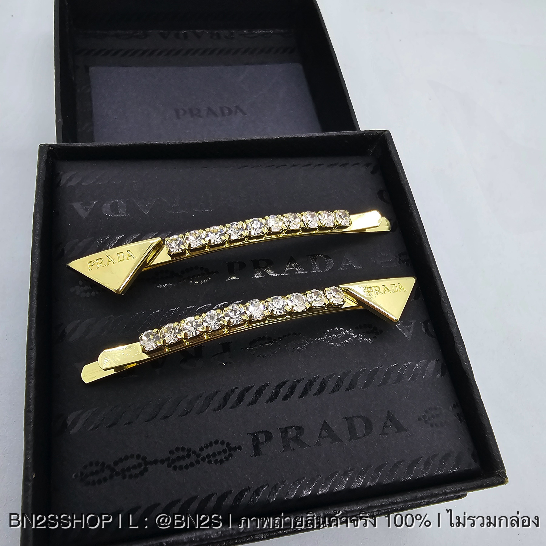 สีทอง | PRADA Embellished brass hair clip กิ๊ปติดผมประดับเพชร พร้อมหัวโลโก้ปราด้า ชุด 2 ชิ้น ซ้าย-ขวา งานสวยเงาวิ๊บ