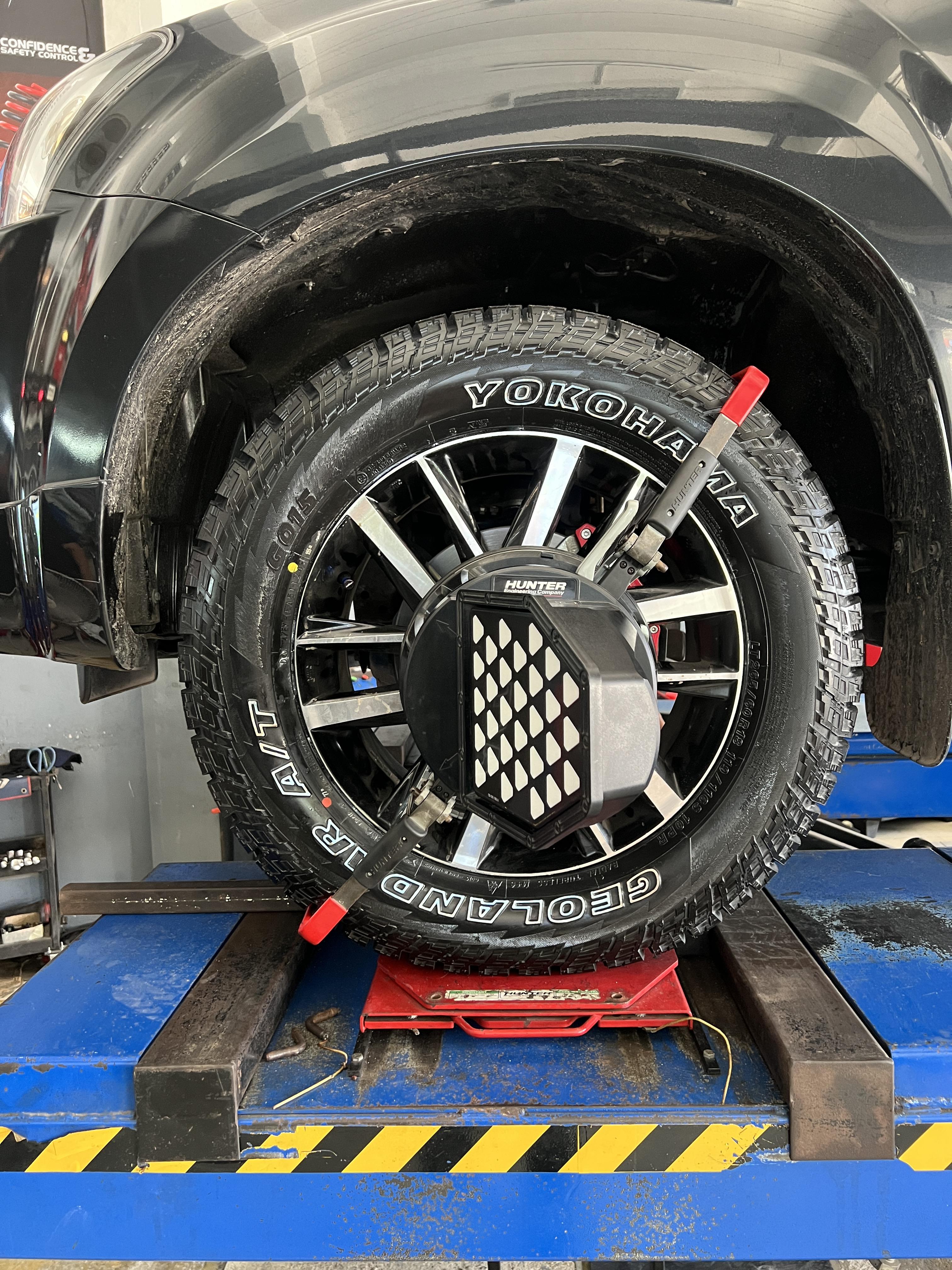 ISUZU DMAX เข้ารับบริการเปลี่ยนยางรถยนต์ เน้นใช้งานของดี เปลี่ยนทั้งทีใช้งานของดี ใช้งานยาวๆๆ [+] YOKOHAMA G015 265/60R18 *เพื่อความสะดวกในการรับบริการ นัดหมายเวลาก่อนเข้ารับบริการทุกครั้งครับ 𝙊𝙪𝙧 𝙎𝙚𝙧𝙫𝙞𝙘𝙚 บริการทางร้านเรารับทำอะไรบ้าง 🔧 มียางรถยนต์ทุกยี่ห้อให้เลือกซื้อ 🔧 โช้คอัพ สปริง 🔧 เช็คช่วงล่าง แก้ปัญหาให้ตรงจุด 🔧 ติดตั้งยางแบบไร้รอย 100% 🔧 บริการสลับยาง ตามอายุ 🔧 บริการล้างลิ้นปีกผีเสื้อ 🔧 บริการเช็คระยะรถยนต์ 🔧 เปลี่ยนถ่ายของเหลวทั้งระบบ 🔧 ตั้งศูนย์ด้วยเครื่อง HUNTER นำเข้าจาก USA สอบถามข้อมูลเพิ่มเติม หรือนัดหมายเข้ารับบริการ ☎️ : 08-6569-1915 ☎️ : 08-6544-5963 Line id : @88rw Tiktok : https://www.tiktok.com/@88rwycrr Youtube : https://youtube.com/@88rw Facebook : https://www.facebook.com/88rwtire Location : https://goo.gl/maps/HrNUAZXPN94KvxZ98?coh=178573&entry=tt #รถยนต์มีปัญหาไม่รู้ต้องแก้ตรงไหน ทางเรายินดี ตรวจหาปัญหาและหาวิธีแก้ บอกลูกค้าก่อนลงมือทำเสมอราคาเป็นธรรมไม่เอาเปรียบ สบายใจคุณลูกค้า ร้านยางเจริญรุ่งเรือง ยินดีต้อนรับครับ