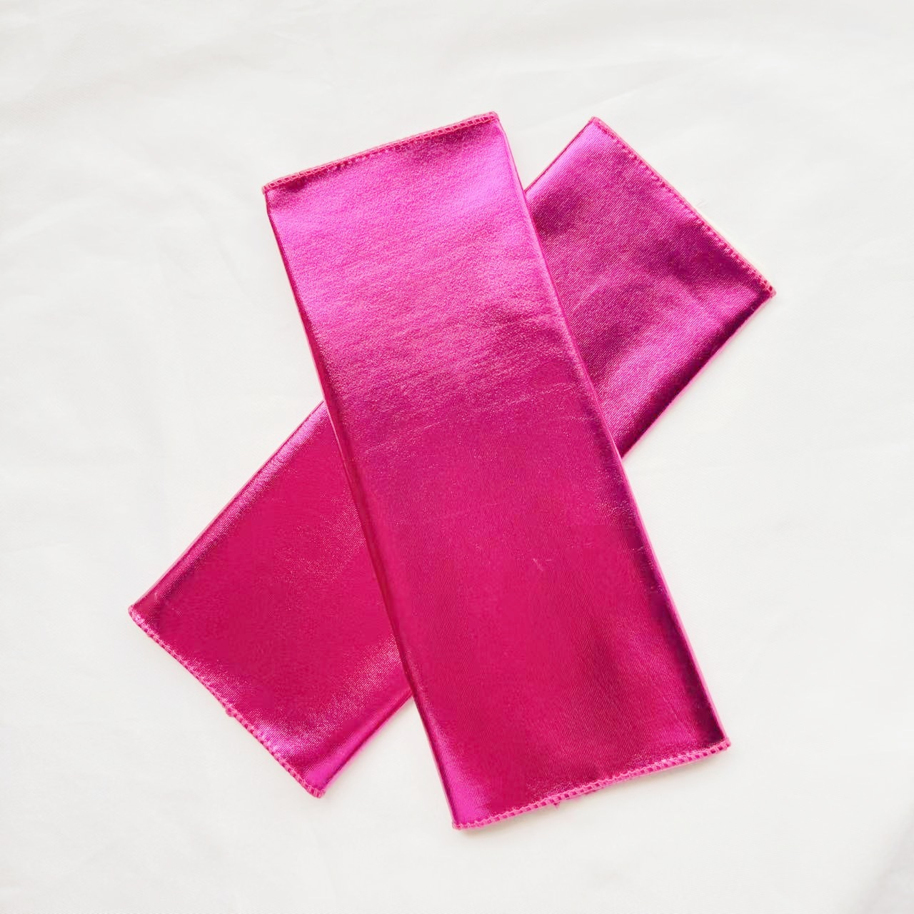 ถุงมือแบบเปิดนิ้ว ผ้ามันเงาเล่นแสง ถุงมือดรัมเมเยอร์ มีสีแดง สีดำ สีเงิน สีทอง สีชมพูอ่อน สีบานเย็น สีเขียวอ่อน