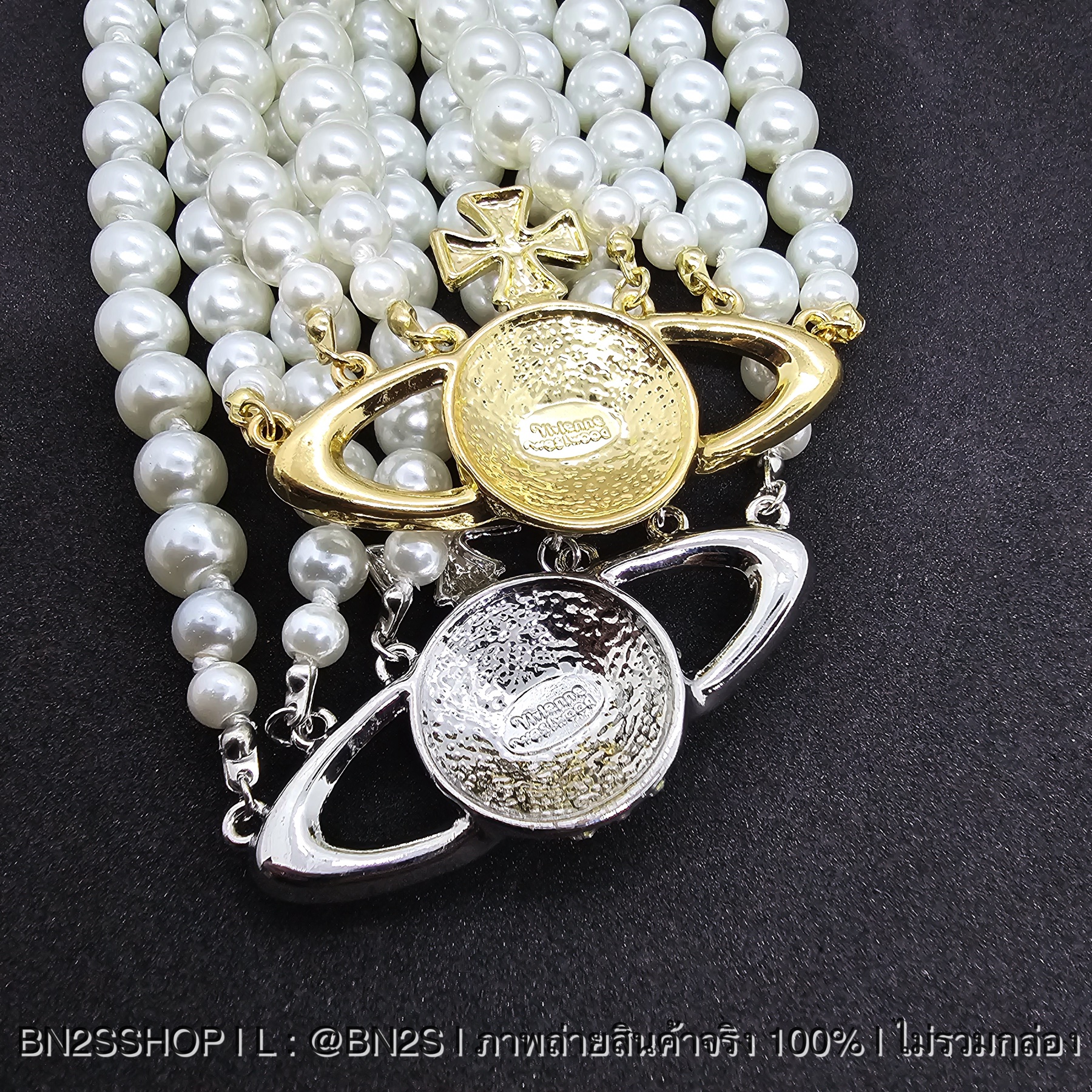 สีทอง | Vivienne Westwood สร้อยคอโชกเกอร์ VW Three Row Chocker ไข่มุก 3 ชั้น ห้อยจี้ดาวเสาร์อะไหล่เงิน ทอง งานปั๊มแบรนด์ด้านหลัง