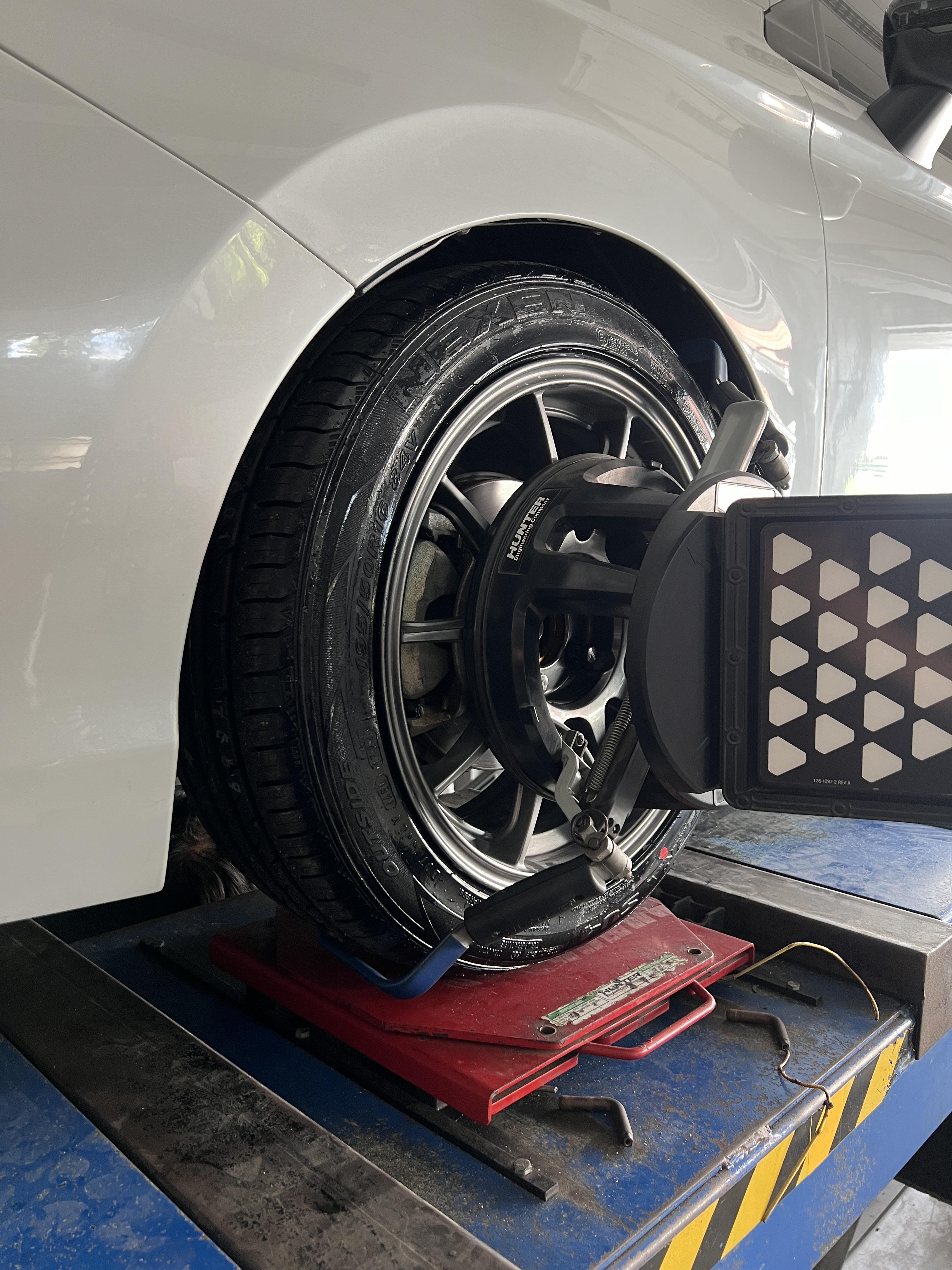 HONDA CITY TURBO เข้ารับบริการเปลี่ยนยางรถยนต์ [+] 𝗡𝗘𝗫𝗘𝗡 𝗡'𝗙𝗘𝗥𝗔 𝗦𝗨4 195/50R16 *เฉาพาะ NEXEN ประกันยาง 1 ปี หรือ 25,000 กม. บาด บวม เบียด แตก ระเบิด เปลี่ยนเส้นใหม่ ครับ *เพื่อความสะดวกในการรับบริการ นัดหมายเวลาก่อนเข้ารับบริการทุกครั้งครับ 𝙊𝙪𝙧 𝙎𝙚𝙧𝙫𝙞𝙘𝙚 บริการทางร้านเรารับทำอะไรบ้าง 🔧 มียางรถยนต์ทุกยี่ห้อให้เลือกซื้อ 🔧 โช้คอัพ สปริง 🔧 เช็คช่วงล่าง แก้ปัญหาให้ตรงจุด 🔧 ติดตั้งยางแบบไร้รอย 100% 🔧 บริการสลับยาง ตามอายุ 🔧 บริการล้างลิ้นปีกผีเสื้อ 🔧 บริการเช็คระยะรถยนต์ 🔧 เปลี่ยนถ่ายของเหลวทั้งระบบ 🔧 ตั้งศูนย์ด้วยเครื่อง HUNTER นำเข้าจาก USA สอบถามข้อมูลเพิ่มเติม หรือนัดหมายเข้ารับบริการ ☎️ : 08-6569-1915 ☎️ : 08-6544-5963 Line id : @88rw Tiktok : https://www.tiktok.com/@88rwycrr Youtube : https://youtube.com/@88rw Facebook : https://www.facebook.com/88rwtire Location : https://goo.gl/maps/HrNUAZXPN94KvxZ98?coh=178573&entry=tt #รถยนต์มีปัญหาไม่รู้ต้องแก้ตรงไหน ทางเรายินดี ตรวจหาปัญหาและหาวิธีแก้ บอกลูกค้าก่อนลงมือทำเสมอราคาเป็นธรรมไม่เอาเปรียบ สบายใจคุณลูกค้า ร้านยางเจริญรุ่งเรือง ยินดีต้อนรับครับ