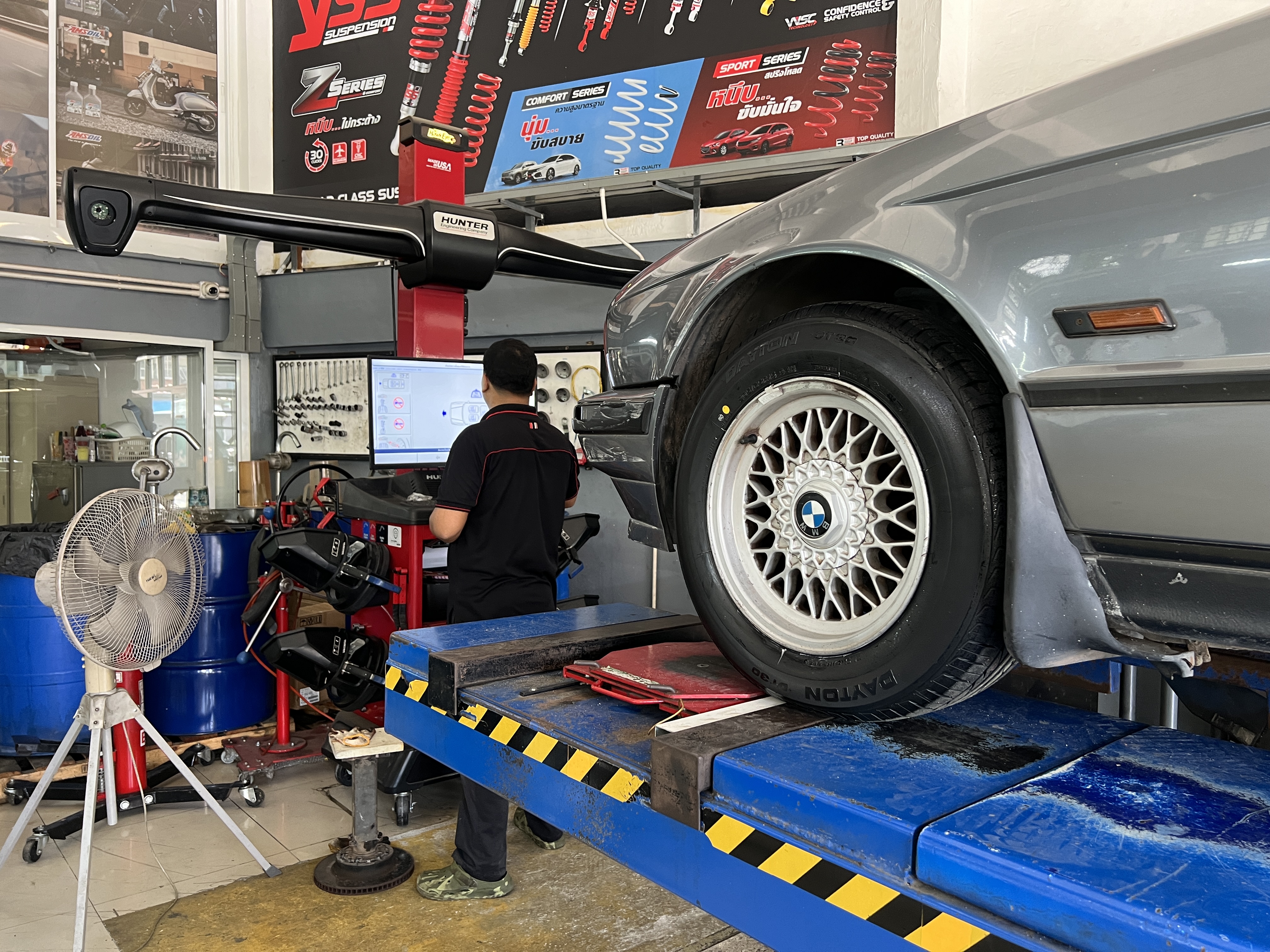 BMW E34 เข้ารับบริการเปลี่ยนยางรถยนต์ด้านใช้งานประจำวัน [+] DAYTON DT30 by Bridgestone 205/65R15 *เพื่อความสะดวกในการรับบริการ นัดหมายเวลาก่อนเข้ารับบริการทุกครั้งครับ 𝙊𝙪𝙧 𝙎𝙚𝙧𝙫𝙞𝙘𝙚 บริการทางร้านเรารับทำอะไรบ้าง 🔧 มียางรถยนต์ทุกยี่ห้อให้เลือกซื้อ 🔧 โช้คอัพ สปริง 🔧 เช็คช่วงล่าง แก้ปัญหาให้ตรงจุด 🔧 ติดตั้งยางแบบไร้รอย 100% 🔧 บริการสลับยาง ตามอายุ 🔧 บริการล้างลิ้นปีกผีเสื้อ 🔧 บริการเช็คระยะรถยนต์ 🔧 เปลี่ยนถ่ายของเหลวทั้งระบบ 🔧 ตั้งศูนย์ด้วยเครื่อง HUNTER นำเข้าจาก USA สอบถามข้อมูลเพิ่มเติม หรือนัดหมายเข้ารับบริการ ☎️ : 08-6569-1915 ☎️ : 08-6544-5963 Line id : @88rw Tiktok : https://www.tiktok.com/@88rwycrr Youtube : https://youtube.com/@88rw Facebook : https://www.facebook.com/88rwtire Location : https://goo.gl/maps/HrNUAZXPN94KvxZ98?coh=178573&entry=tt #รถยนต์มีปัญหาไม่รู้ต้องแก้ตรงไหน ทางเรายินดี ตรวจหาปัญหาและหาวิธีแก้ บอกลูกค้าก่อนลงมือทำเสมอราคาเป็นธรรมไม่เอาเปรียบ สบายใจคุณลูกค้า ร้านยางเจริญรุ่งเรือง ยินดีต้อนรับครับ