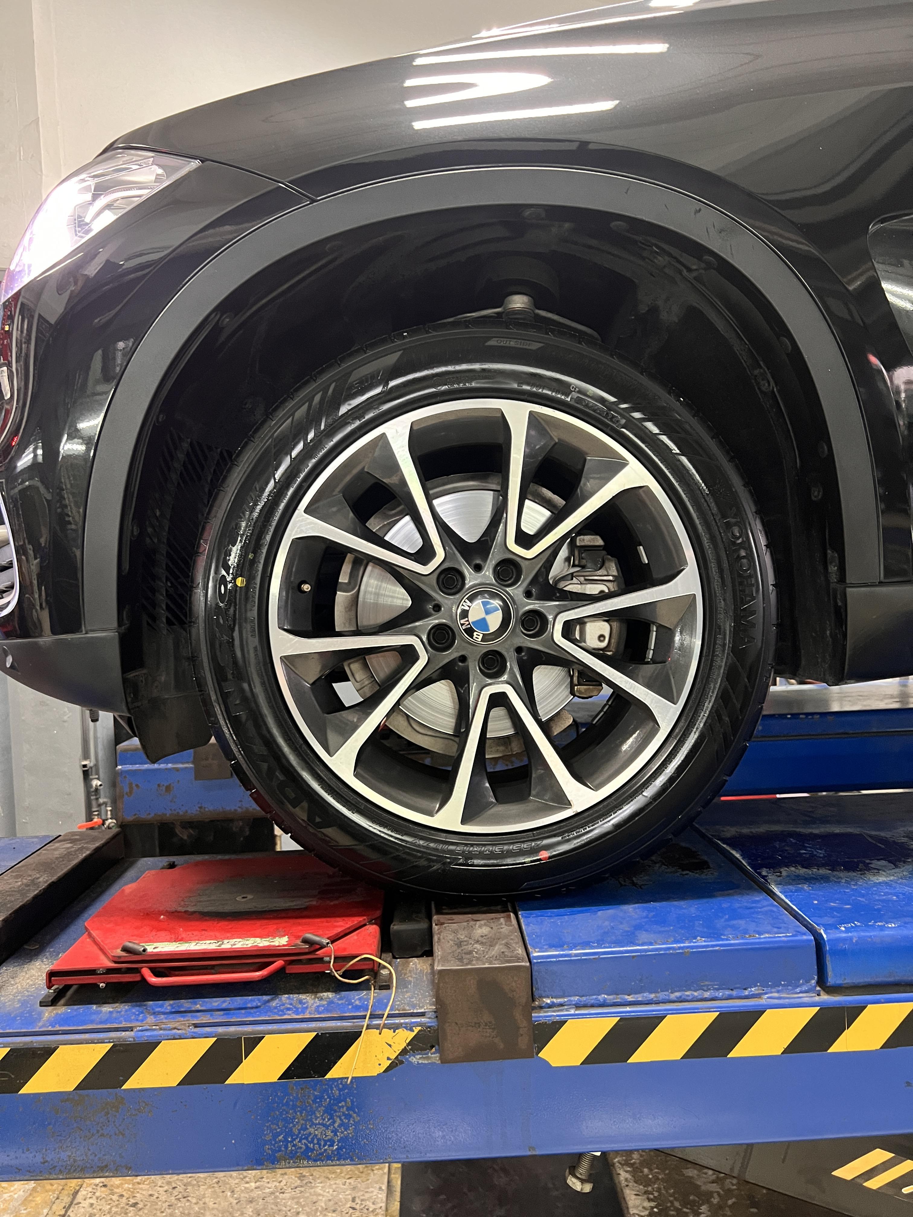 BMW X5 เปลี่ยนยางรถยนต์ [+] YOKOHAMA ADVAN V107 ขนาด 255/50R19 *เพื่อความสะดวกในการรับบริการ นัดหมายเวลาก่อนเข้ารับบริการทุกครั้งครับ 𝙊𝙪𝙧 𝙎𝙚𝙧𝙫𝙞𝙘𝙚 บริการทางร้านเรารับทำอะไรบ้าง 🔧 ติดตั้งยางแบบไร้รอย 100% 🔧 บริการสลับยาง ตามอายุ 🔧 มียางรถยนต์ทุกยี่ห้อให้เลือกซื้อ 🔧 เช็คช่วงล่าง แก้ปัญหาให้ตรงจุด 🔧 บริการล้างลิ้นปีกผีเสื้อ 🔧 บริการเช็คระยะรถยนต์ 🔧 เปลี่ยนถ่ายของเหลวทั้งระบบ 🔧 ตั้งศูนย์ด้วยเครื่อง HUNTER นำเข้าจาก USA สอบถามข้อมูลเพิ่มเติม หรือนัดหมายเข้ารับบริการ ☎️ : 08-6569-1915 ☎️ : 08-6544-5963 Line id : @88rw Tiktok : https://www.tiktok.com/@88rwycrr Youtube : https://youtube.com/@88rw Facebook : https://www.facebook.com/88rwtire Location : https://goo.gl/maps/HrNUAZXPN94KvxZ98?coh=178573&entry=tt #รถยนต์มีปัญหาไม่รู้ต้องแก้ตรงไหน ทางเรายินดี ตรวจหาปัญหาและหาวิธีแก้ บอกลูกค้าก่อนลงมือทำเสมอราคาเป็นธรรมไม่เอาเปรียบ สบายใจคุณลูกค้า ร้านยางเจริญรุ่งเรือง ยินดีต้อนรับครับ
