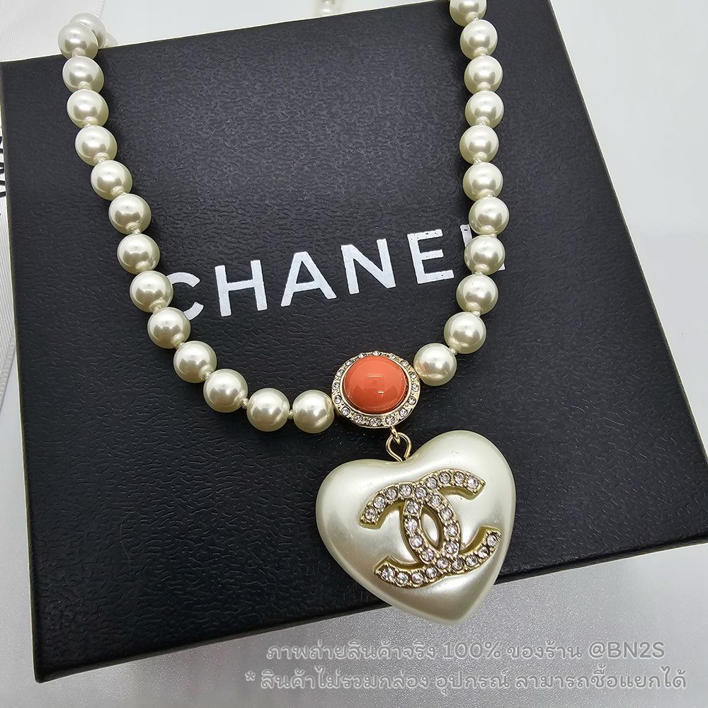 สีส้ม | CHANEL COCO MARK RHINESTONE สร้อยคอไข่มุก จี้หัวใจ ชา-แนล รุ่นฮิต ยอดนิยม งาน 1:1 ปั๊มทุกจุด ซูมดูได้เลย ไม่สวยกล้ารับประกัน ยาว 40 ซม. ปรับเพิ่มยาวสูงสุด 52 ซม. ฟรีถุงกระดาษ ซองซิปล๊อคโลโก้