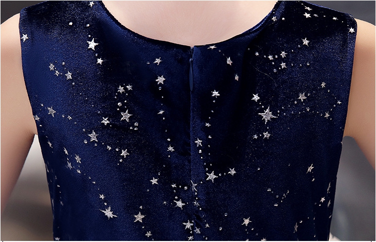 ชุดเดรสออกงานเด็กสีกรมท่า ทรงสั้น ตัวเสื้อผ้ากำมะหยี ไล่โทนสีที่สวยงาม