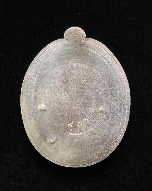 เหรียญหลวงพ่อคูณ ปริสุทโธ วัดบ้านไร่ รุ่นคูณสุคโต เหรียญอายุยืน พิมพ์ครึ่งองค์ (โซนเงิน รายการ S5) เนื้อเงิน หลังเรียบ ไม่ตัดปีก หมายเลข ๔๐