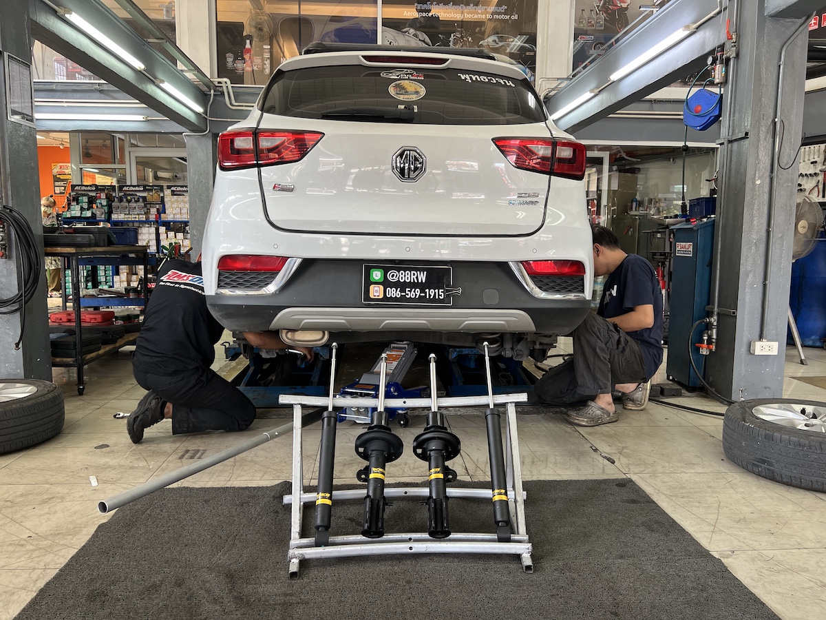 🚙 MG ZS อัปเกรดช่วงล่างใหม่ครบชุด “นุ่ม หนึบ มั่นใจ ขับเหมือนรถใหม่อีกครั้ง” เจ้าของ MG ZS หลายคนเจอปัญหา 👉 รถโคลงเวลาเข้าโค้ง / นั่งแล้วเด้งกระด้าง / ช่วงล่างมีเสียงดัง วันนี้ร้านเราอัปเกรดช่วงล่างครบเซ็ต เปลี่ยนใหม่หมดทั้ง โช้คอัพ + สปริง + อะไหล่ TRW ✨ ✅ รายการที่ติดตั้ง + โช้คอัพ Monroe OE Spectrum → นุ่มนวล ควบคุมมั่นใจ เข้าโค้งนิ่ง + สปริง YSS Comfort → เพิ่มความนุ่มนั่งสบาย ลดแรงกระแทก + อะไหล่ TRW ของแท้ + ลูกหมากกันโคลง + ลูกหมากแร็ค + ลูกหมากคันชัก ปีกนกล่าง + ทำให้ช่วงล่างแน่น หนึบ เงียบ มั่นใจเหมือนรถใหม่ + ผลลัพธ์หลังติดตั้ง + ฟีลลิ่งนุ่มนวล นั่งสบายขึ้นอย่างชัดเจน + เข้าโค้งมั่นใจ รถนิ่ง ไม่โคลง + ความปลอดภัยเพิ่มขึ้น คุมรถได้แม่นยำ + คุ้มค่า ใช้งานได้ยาวนาน ประหยัดค่าซ่อมระยะยาว 📌 เหมาะสำหรับ ผู้ใช้ MG ZS ที่ต้องการความนุ่มนั่งสบาย + ความมั่นใจ รถใช้งานครอบครัวในเมืองและเดินทางต่างจังหวัด คนที่อยากได้ฟีลลิ่งช่วงล่างใหม่เหมือนออกศูนย์ แต่คุณภาพดีกว่า สอบถามข้อมูลเพิ่มเติม หรือนัดหมายเข้ารับบริการ ☎️ : 08-6569-1915 ☎️ : 08-6544-5963 Line id : @88rw Facebook : https://www.facebook.com/88rwtire Location : https://goo.gl/maps/HrNUAZXPN94KvxZ98 #MonroeShocks #TRW #MGZS #ยางรถยนต์นนทบุรี #ช่วงล่างรถยนต์ #โช้คอัพรถยนต์