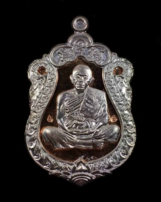 เหรียญเสมาหลวงพ่อคูณ ปริสุทโธ วัดบ้านไร่ รุ่นชินบัญชร มหาเศรษฐี ๙๑ (รายการ 10.3) เนื้อทองแดงหน้ากากเงินขอบเงินปะฉลุ หมายเลข ๓๒๕