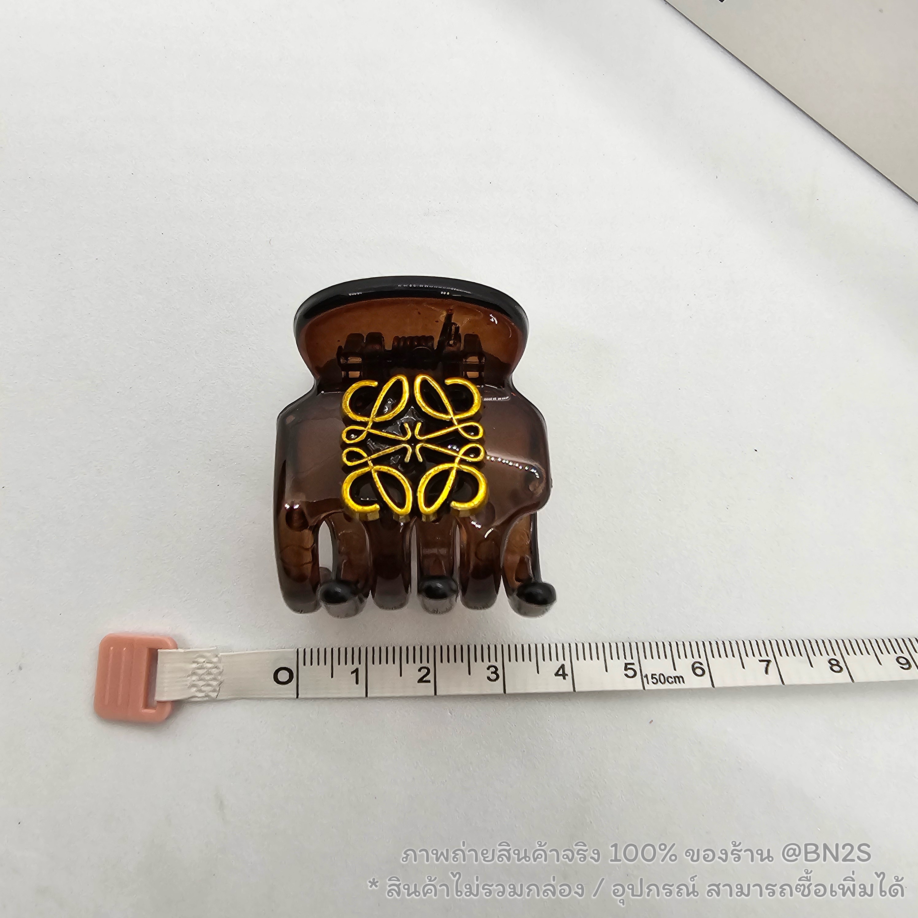 กิ๊บหนีบผมโลเอเว่ สีน้ำตาล ประดับโลโก้ LW Mini Hair Clip อะไหล่ทองรมดำ วินเทจ สุดคลาสสิค พร้อมส่ง ภาพถ่ายจากสินค้าจริง ไม่รวมกล่อง อุปกรณ์