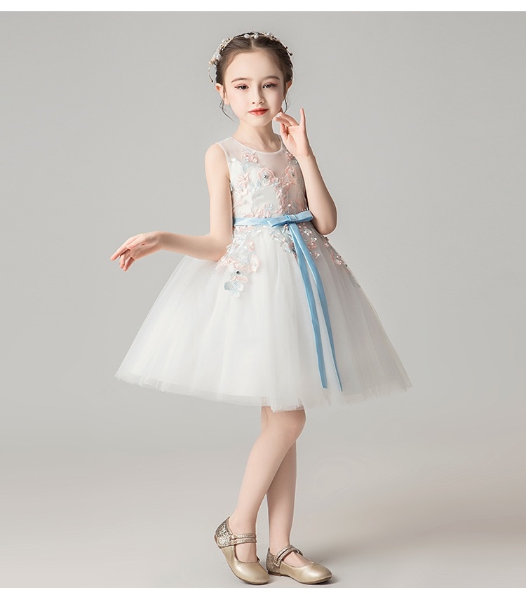 ชุดเดรสออกงานสีขาว ลวดลายดอกไม้สวยงาม โบว์คาดเอวสีฟ้า