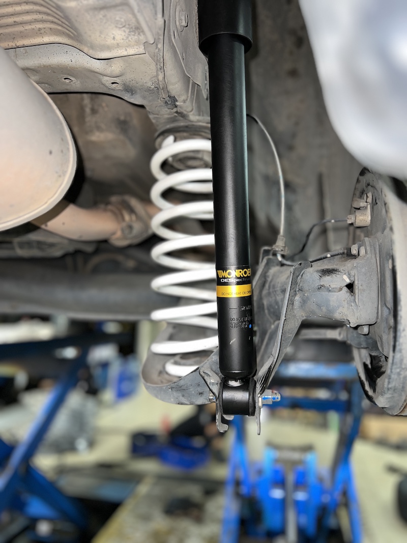Honda BRV ติดตั้งโช้คอัพ Monroe OE Spectrum, สปริง YSS Comfort และ ปีกนกล่างแท้ สิ่งที่จะได้รับหลังจากติดตั้ง: ความนุ่มนวลสูงสุด: โช้คอัพ Monroe OE Spectrum ให้ฟีลลิ่งการขับขี่ที่นุ่มสบายสไตล์รถยุโรป ลดอาการโคลงเคลง: สปริง YSS Comfort ช่วยปรับสมดุลและลดอาการโยนตัวของรถได้อย่างมีประสิทธิภาพ ควบคุมแม่นยำ: ปีกนกล่างแท้ชุดใหม่ช่วยให้การทรงตัวและการบังคับเลี้ยวกลับมาแม่นยำ จบครบทุกปัญหา: อะไหล่คุณภาพพรีเมียมทั้งหมด พร้อมบริการติดตั้งและตั้งศูนย์อย่างมืออาชีพ เหมาะสำหรับใคร? เจ้าของ Honda BRV ที่เน้น ความสบายของผู้โดยสาร เป็นหลัก ผู้ที่ต้องการอัปเกรดช่วงล่างให้มีความ นิ่งและมั่นคง มากขึ้น โดยไม่ต้องการโหลดเตี้ย 👉 เปลี่ยนรถคุณให้ขับสบายและปลอดภัยกว่าเดิม! นัดหมายเข้ารับบริการได้เลยครับ 📌 สอบถามข้อมูลเพิ่มเติม หรือนัดหมายเข้ารับบริการ ☎️ : 08-6569-1915 ☎️ : 08-6544-5963 💬 Line id : @88rw 📍 Location : https://goo.gl/maps/HrNUAZXPN94KvxZ98 🌐 Facebook : https://www.facebook.com/88rwtire #Honda #BRV #Monroe #OESpectrum #YSS #โช้คอัพ #ช่วงล่าง #ยางเจริญรุ่งเรือง #นนทบุรี #งามวงศ์วาน #รถครอบครัว