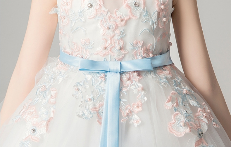 ชุดเดรสออกงานสีขาว ลวดลายดอกไม้สวยงาม โบว์คาดเอวสีฟ้า