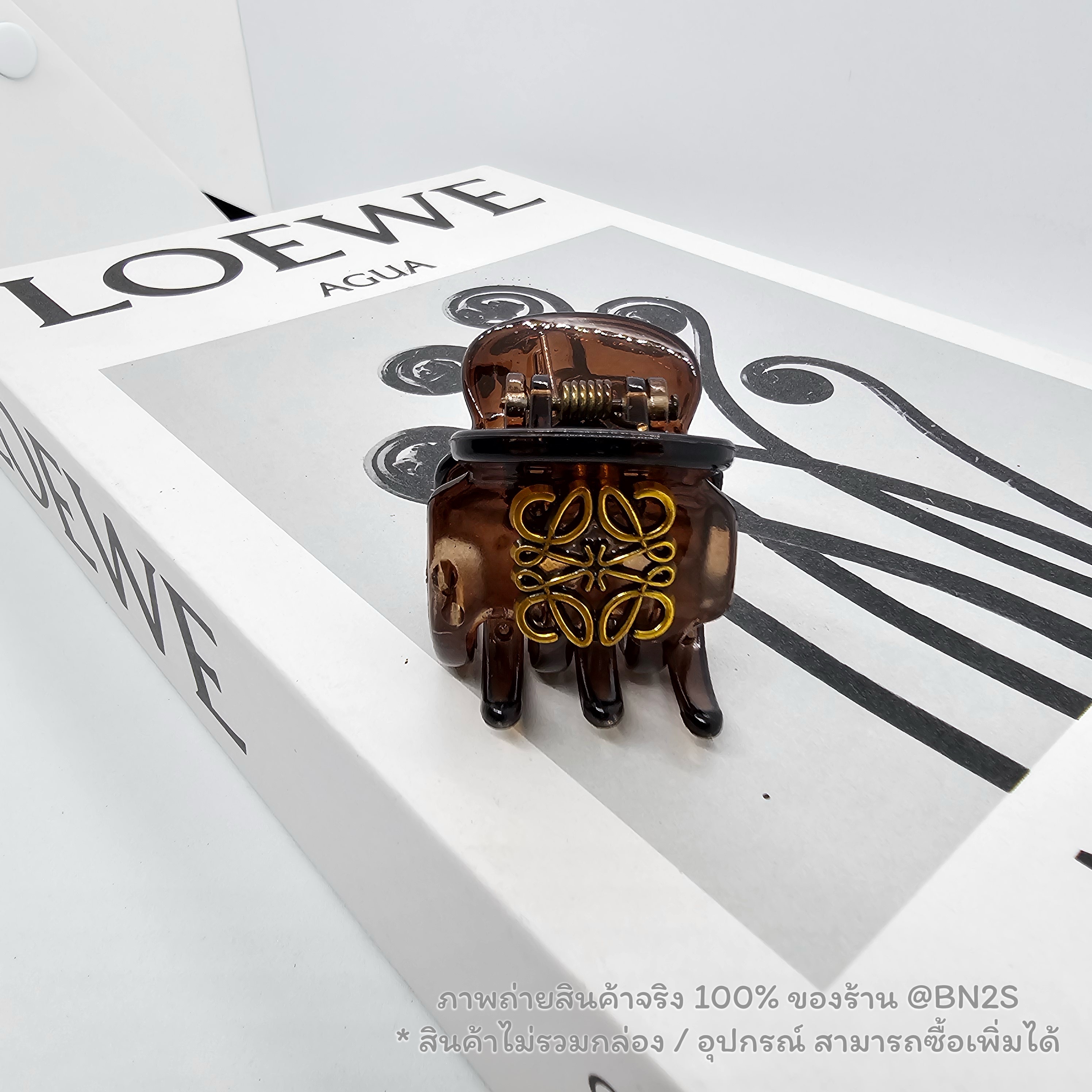 กิ๊บหนีบผมโลเอเว่ สีน้ำตาล ประดับโลโก้ LW Mini Hair Clip อะไหล่ทองรมดำ วินเทจ สุดคลาสสิค พร้อมส่ง ภาพถ่ายจากสินค้าจริง ไม่รวมกล่อง อุปกรณ์