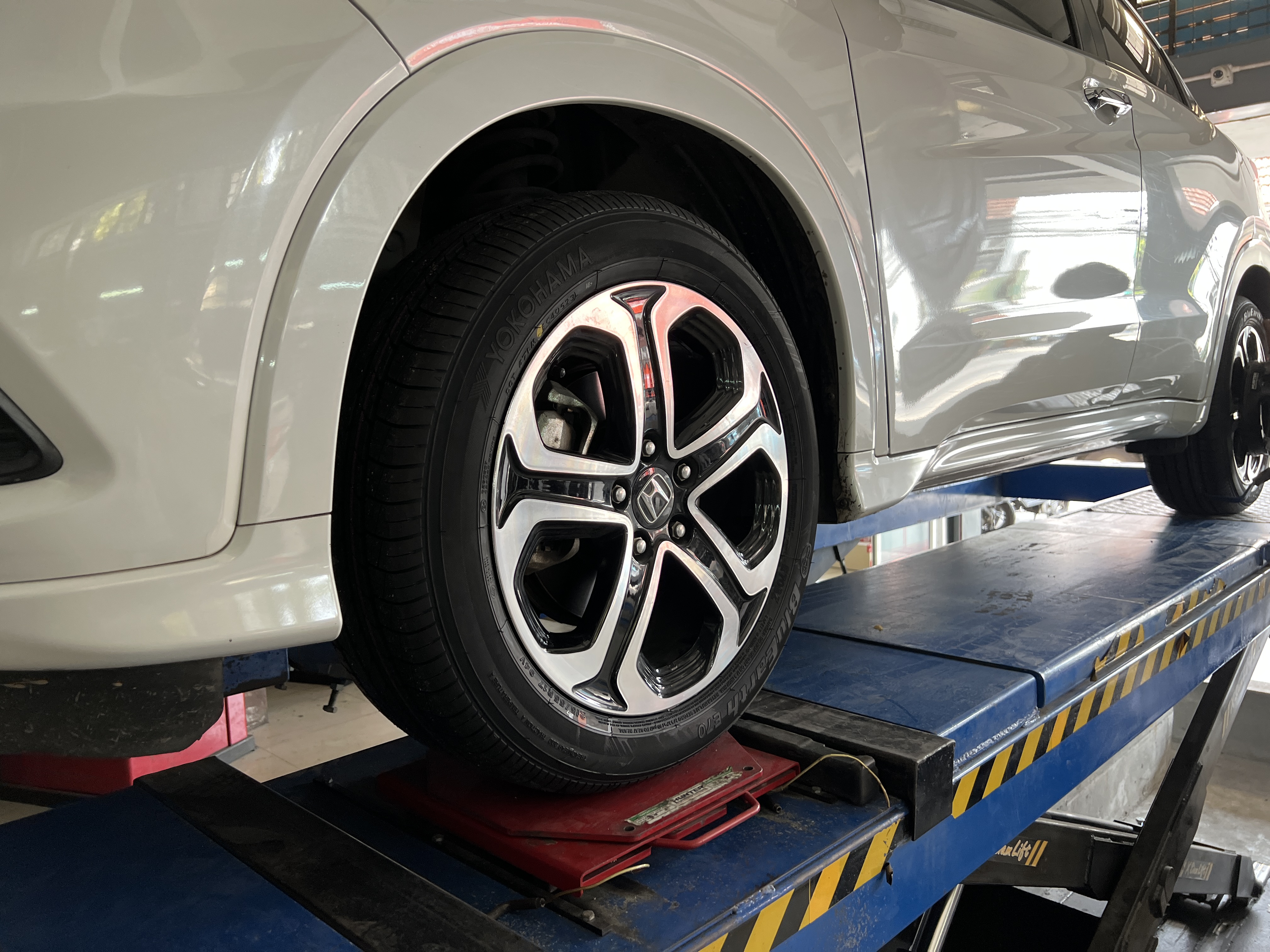 HONDA HRV เปลี่ยนยางเบอร์เดิม รุ่นเดิม ตรงรุ่น ไว้ใจ YOKOHAMA ยางพรีเมี่ยมญี่ปุ่น พร้อมบริการติดตั้ง ครบจบที่เดียว [+] Yokohama Bluearth E70 [+] ขนาด 215/55R17 โปรโมชั่นราคาพิเศษ ติดต่อสอบถามเพิ่มเติม โทร : 08-6569-1915 บุ๊ก และทีมงาน ยินดีต้อนรับครับ 𝙊𝙪𝙧 𝙎𝙚𝙧𝙫𝙞𝙘𝙚 บริการทางร้าน เรารับทำอะไรบ้าง 🔧 ติดตั้งยางแบบไร้รอย 100% 🔧 บริการสลับยาง ตามอายุ 🔧 มียางรถยนต์ทุกยี่ห้อให้เลือกซื้อ 🔧 เช็คช่วงล่าง แก้ปัญหาให้ตรงจุด 🔧 บริการล้างลิ้นปีกผีเสื้อ 🔧 บริการเช็คระยะรถยนต์ 🔧 เปลี่ยนถ่ายของเหลวทั้งระบบ 🔧 ตั้งศูนย์ด้วยเครื่อง HUNTER นำเข้าจาก USA #รถยนต์มีปัญหาไม่รู้ต้องแก้ตรงไหน ทางเรายินดี ตรวจหาปัญหาและหาวิธีแก้ บอกลูกค้าก่อนลงมือทำเสมอราคาเป็นธรรมไม่เอาเปรียบ สบายใจคุณลูกค้า ---------------------------------- ดูแลให้คำปรึกษาทุกปัญหาคาใจ ไม่ทิ้งลูกค้า มีบริการหลังการขาย 【ให้ผู้เชี่ยวชาญของเรา ดูแลรถคุณ】 ร้านยางเจริญรุ่งเรือง ยินดีต้อนรับครับ #ยางรถยนต์ #yokohama #bluearth #E70