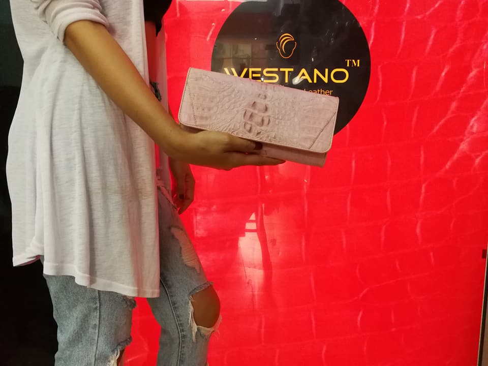 กระเป๋าสะพายหนังจระเข้แท้ แบบคลัทซ์ สีชมพู รหัส CRW1217W-09-PI2