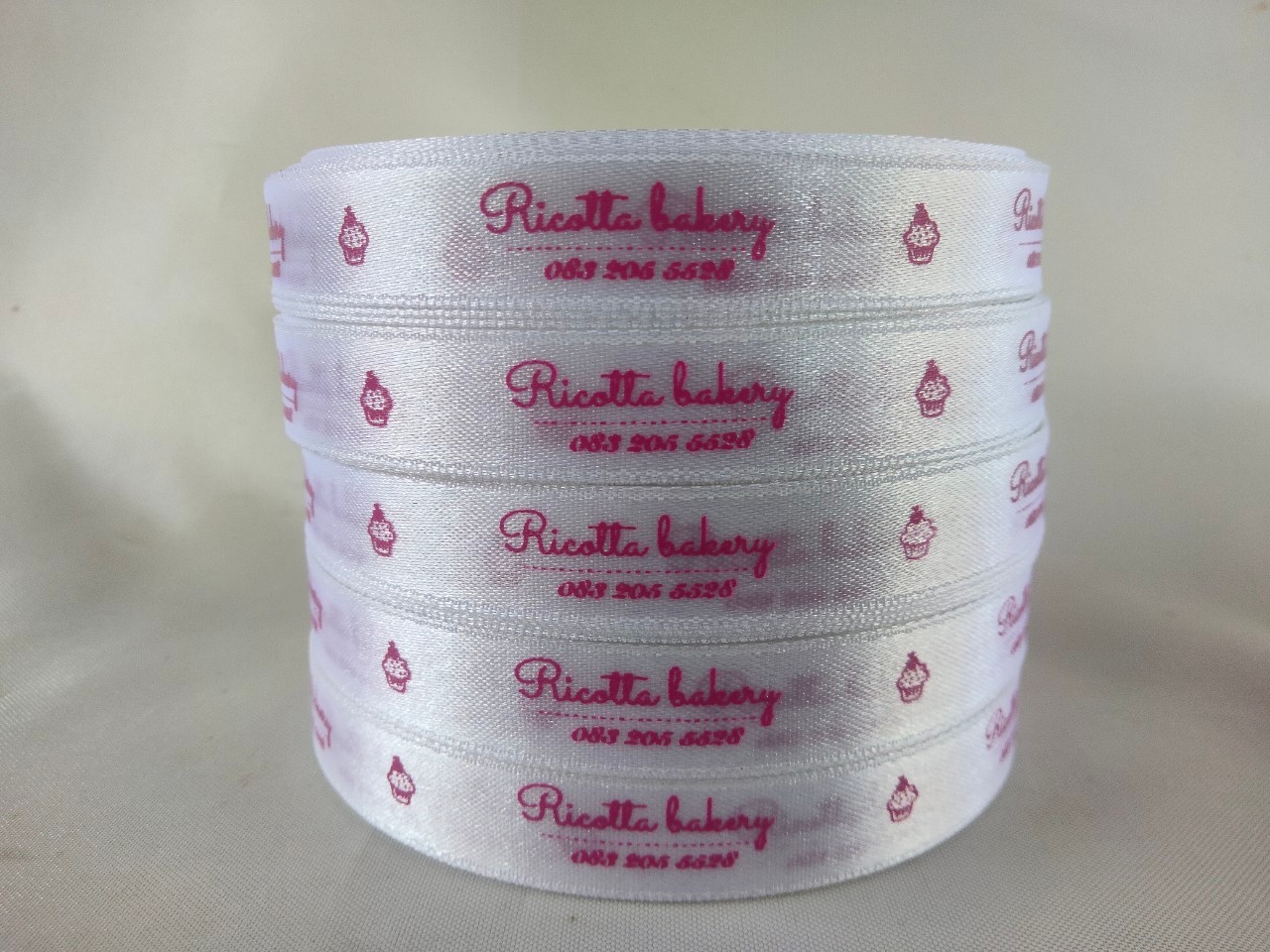ป้ายคอเสื้อ เนื้อริบบิ้นซาติน 1.3 ซม. ริบบิ้นสีขาว 1 พิมพ์สีบานเย็น 5 ม้วน