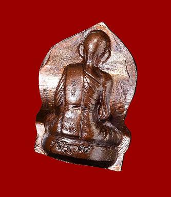 รูปเหมือนปั้ม หลวงพ่อคูณ ปริสุทฺโธ วัดบ้านไร่ รุ่นปาฎิหาริย์ EOD ปี ๒๕๕๖ เหรียญจากชุดซื่อที่ดิน E1 เนื้อทองแดงรมดำ ไม่ตัดปีก พิมพ์เสมา หมายเลข ๕๕๕