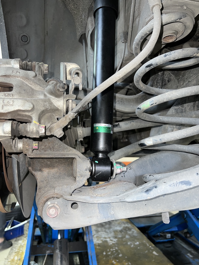 Mazda CX-5 KE ติดตั้งโช้คอัพ Tein EnduraPro Basic พร้อมอะไหล่ส่วนควบใหม่ทั้งหมด สิ่งที่จะได้รับหลังจากติดตั้ง: ฟีลลิ่งหนึบแน่นสไตล์ญี่ปุ่น: โช้คอัพ Tein EnduraPro Basic ให้ความหนึบแน่นที่เหนือกว่าโช้คเดิม แต่ยังคงความนุ่มนวลไว้ เทคโนโลยี H.B.S.: ช่วยดูดซับแรงกระแทกในจังหวะยุบตัวสุด ลดอาการกระดอนเมื่อเจอหลุมหรือคอสะพาน คุณภาพมาตรฐาน OEM: ผลิตจากวัสดุคุณภาพสูง ทนทาน และติดตั้งแทนของเดิมได้ทันที ไม่ต้องดัดแปลง ความมั่นคงที่เพิ่มขึ้น: รถทรงตัวได้นิ่งขึ้น เข้าโค้งมั่นใจ ลดอาการโคลงเคลงของรถ SUV เหมาะสำหรับใคร? เจ้าของ CX-5 ที่ต้องการความหนึบและมั่นคงในการขับขี่ประจำวัน ผู้ที่ต้องการอัปเกรดความทนทานและความปลอดภัยของช่วงล่าง โดยไม่ต้องการโหลดเตี้ย 👉 สำหรับเจ้าของ CX-5 ที่อยากได้ฟีลลิ่งขับขี่ที่มั่นใจกว่าเดิม Tein EnduraPro Basic คือคำตอบ! 📌 สอบถามข้อมูลเพิ่มเติม หรือนัดหมายเข้ารับบริการ ☎️ : 08-6569-1915 ☎️ : 08-6544-5963 💬 Line id : @88rw 📍 Location : https://goo.gl/maps/HrNUAZXPN94KvxZ98 🌐 Facebook : https://www.facebook.com/88rwtire #Mazda #CX5 #CX5KE #Tein #EnduraPro #โช้คอัพ #ช่วงล่าง #ยางเจริญรุ่งเรือง #นนทบุรี #งามวงศ์วาน #ยางรถยนต์นนทบุรี #ช่วงล่างรถยนต์ #โช้คอัพรถยนต์
