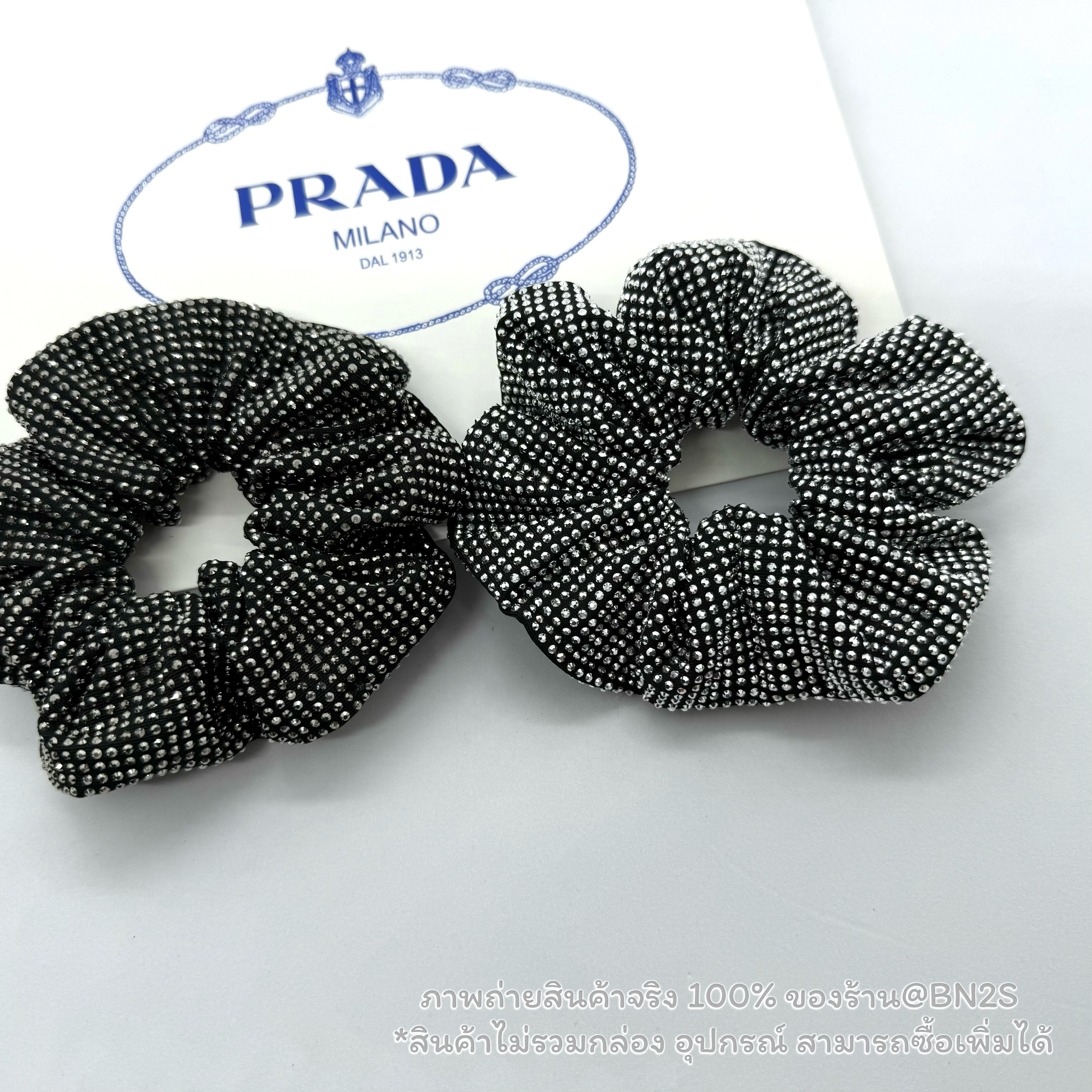 สีขาว | ผ้ารัดผมประดับคริสตัล ปราด้า Crystal Satin Scrunchie | PRADA พร้อมส่งในไทย ภาพถ่ายสินค้าจริง 100% รับรองว่าสวย สี เงิน / ดำ ไม่มีกล่อง อุปกรณ์