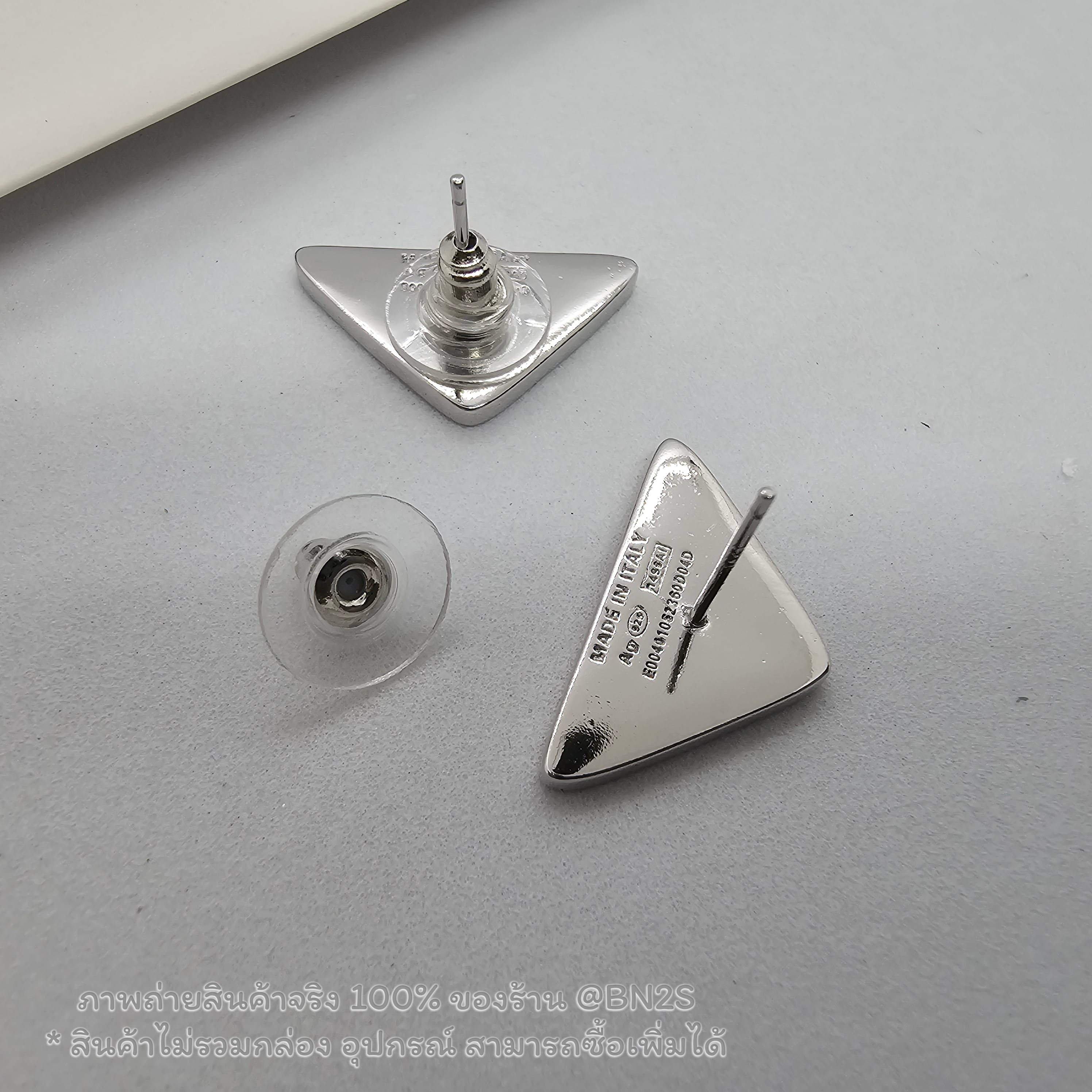 สีขาว | ต่างหูปราด้า Prada Symbole Earrings ต่างหูโชว์โลโก้แบรนด์พราด้า ก้าน 925 ปั๊มหลัง งานดีสุดไม่ลอกไม่ได้ รับประกันความสวย อุปกรณ์ ถุงกระดาษ ถุงซิปล็อค