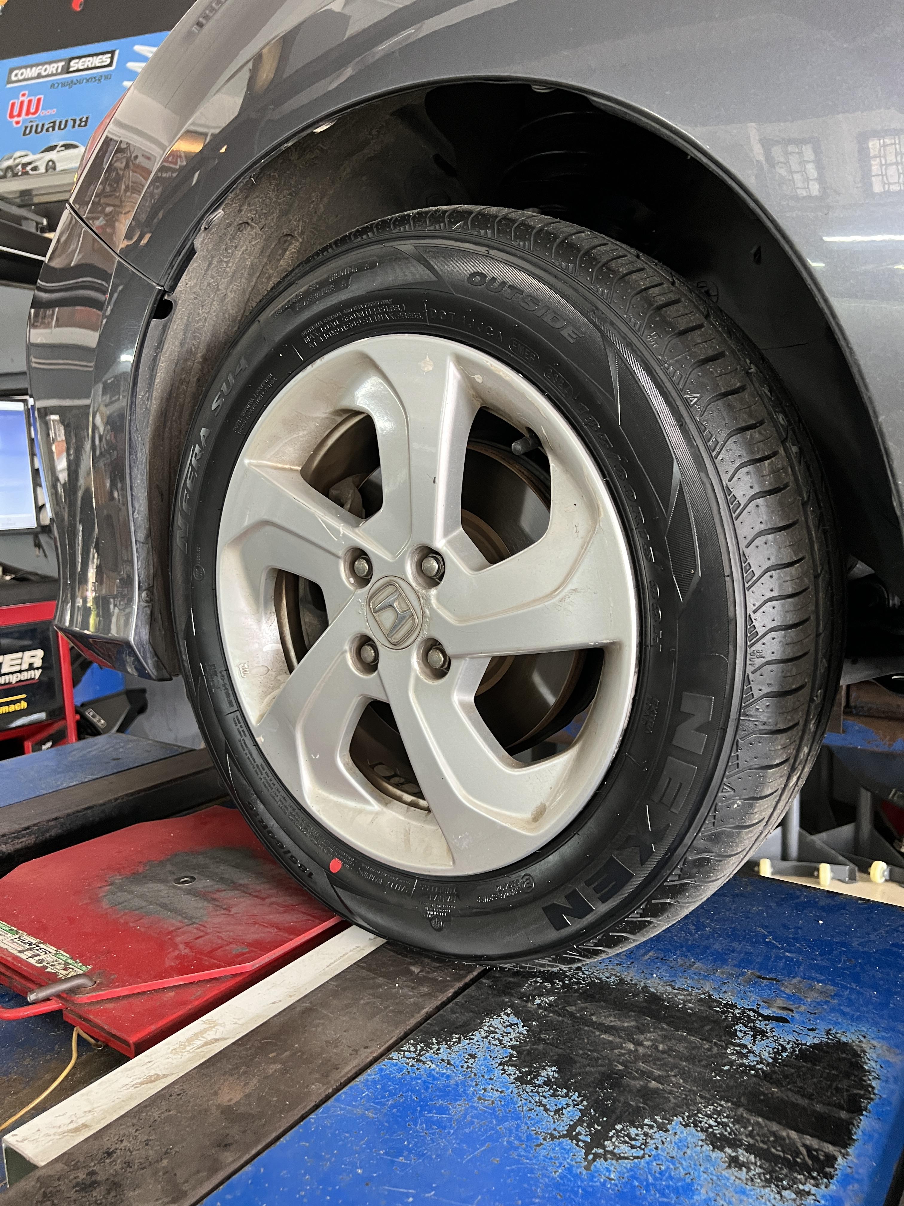HONDA CITY เปลี่ยนยางรถยนต์ ใช้งานประจำวัน [+] NEXEN NFERA SU4 185/60R15 *ประกันยาง 1 ปี หรือ 25,000 กม. เคลมเส้นใหม่ฟรี *นัดหมายก่อนเข้ารับบริการ เพื่อความรวดเร็วครับ 𝙊𝙪𝙧 𝙎𝙚𝙧𝙫𝙞𝙘𝙚 บริการทางร้านเรารับทำอะไรบ้าง 🔧 มียางรถยนต์ทุกยี่ห้อให้เลือกซื้อ 🔧 โช้คอัพ สปริง 🔧 เช็คช่วงล่าง แก้ปัญหาให้ตรงจุด 🔧 ติดตั้งยางแบบไร้รอย 100% 🔧 บริการสลับยาง ตามอายุ 🔧 บริการล้างลิ้นปีกผีเสื้อ 🔧 บริการเช็คระยะรถยนต์ 🔧 เปลี่ยนถ่ายของเหลวทั้งระบบ 🔧 ตั้งศูนย์ด้วยเครื่อง HUNTER นำเข้าจาก USA สอบถามข้อมูลเพิ่มเติม หรือนัดหมายเข้ารับบริการ ☎️ : 08-6569-1915 ☎️ : 08-6544-5963 Line id : @88rw Tiktok : https://www.tiktok.com/@88rwycrr Youtube : https://youtube.com/@88rw Facebook : https://www.facebook.com/88rwtire Location : https://goo.gl/maps/HrNUAZXPN94KvxZ98? #รถยนต์มีปัญหาไม่รู้ต้องแก้ตรงไหน ทางเรายินดี ตรวจหาปัญหาและหาวิธีแก้ บอกลูกค้าก่อนลงมือทำเสมอราคาเป็นธรรมไม่เอาเปรียบ สบายใจคุณลูกค้า ร้านยางเจริญรุ่งเรือง ยินดีต้อนรับครับ