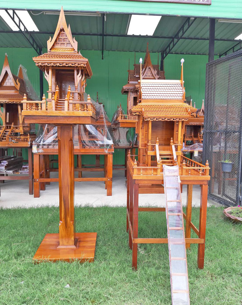 ศาลพระภูมิเเละศาลเจ้าที่รุ่นเจริญรัตน์